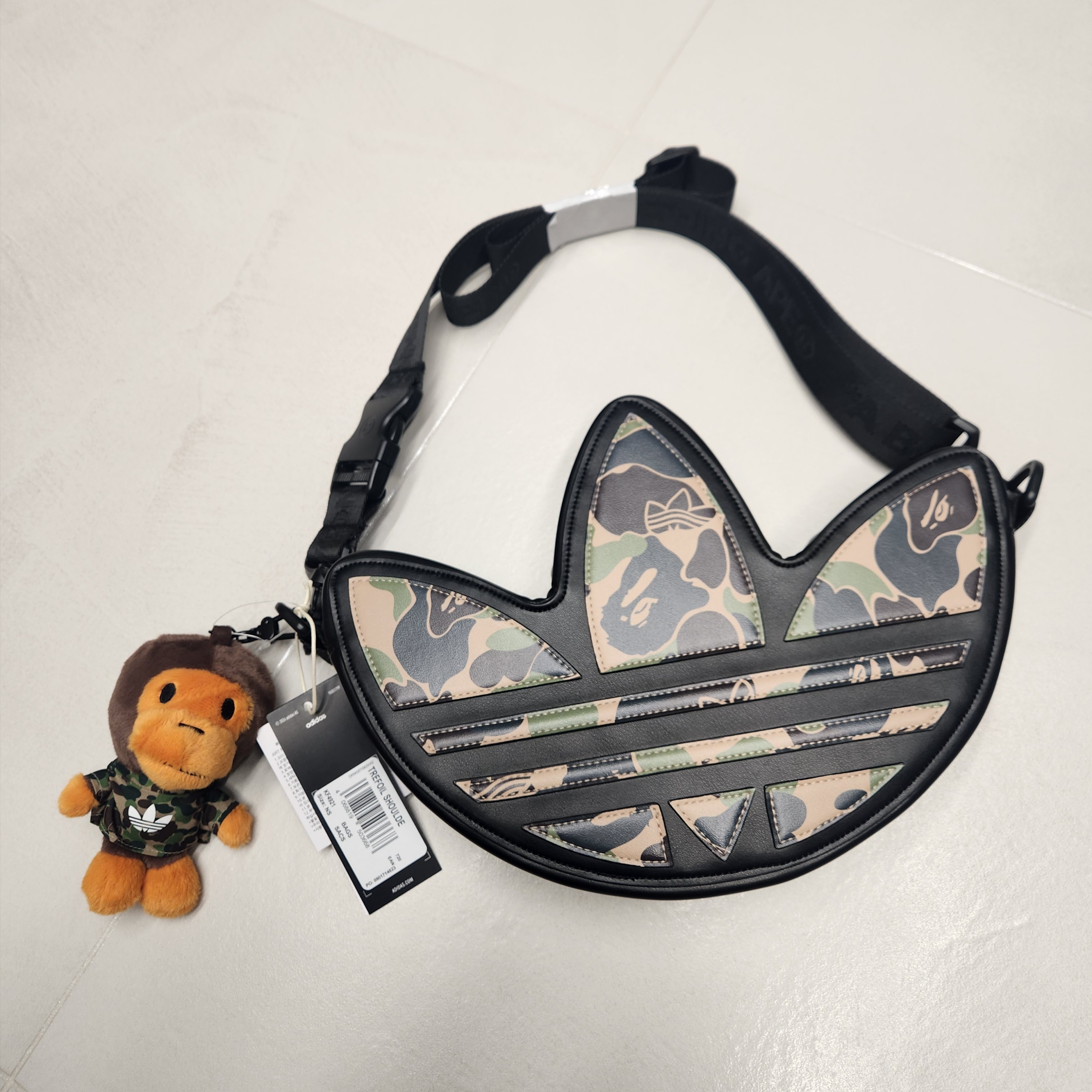 Adidas x BAPE Trefoil Shoulder Bag Black 착용 스타일