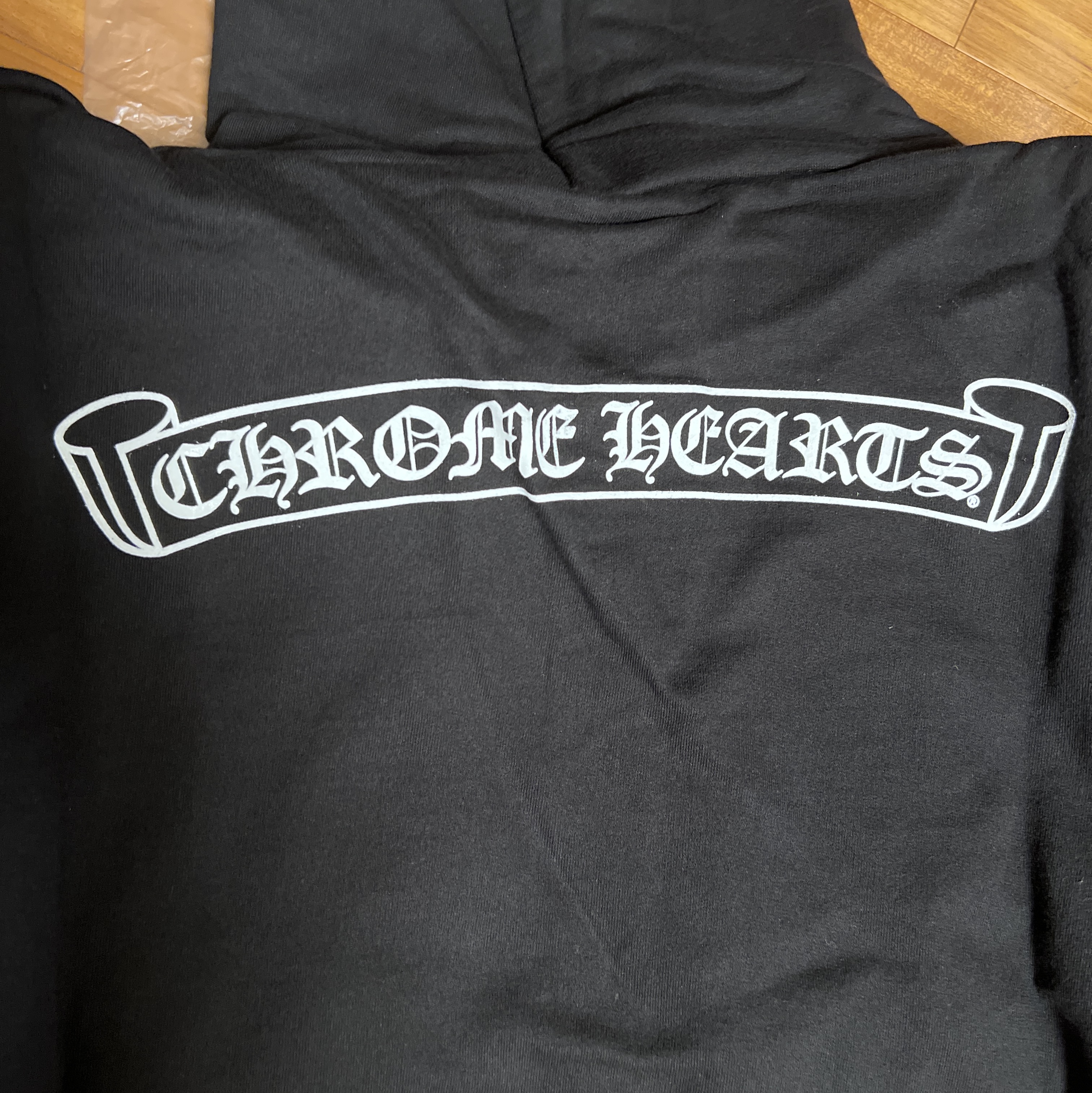 Chrome Hearts Scroll Logo Fleece Zip-Up Hoodie Black 착용 스타일