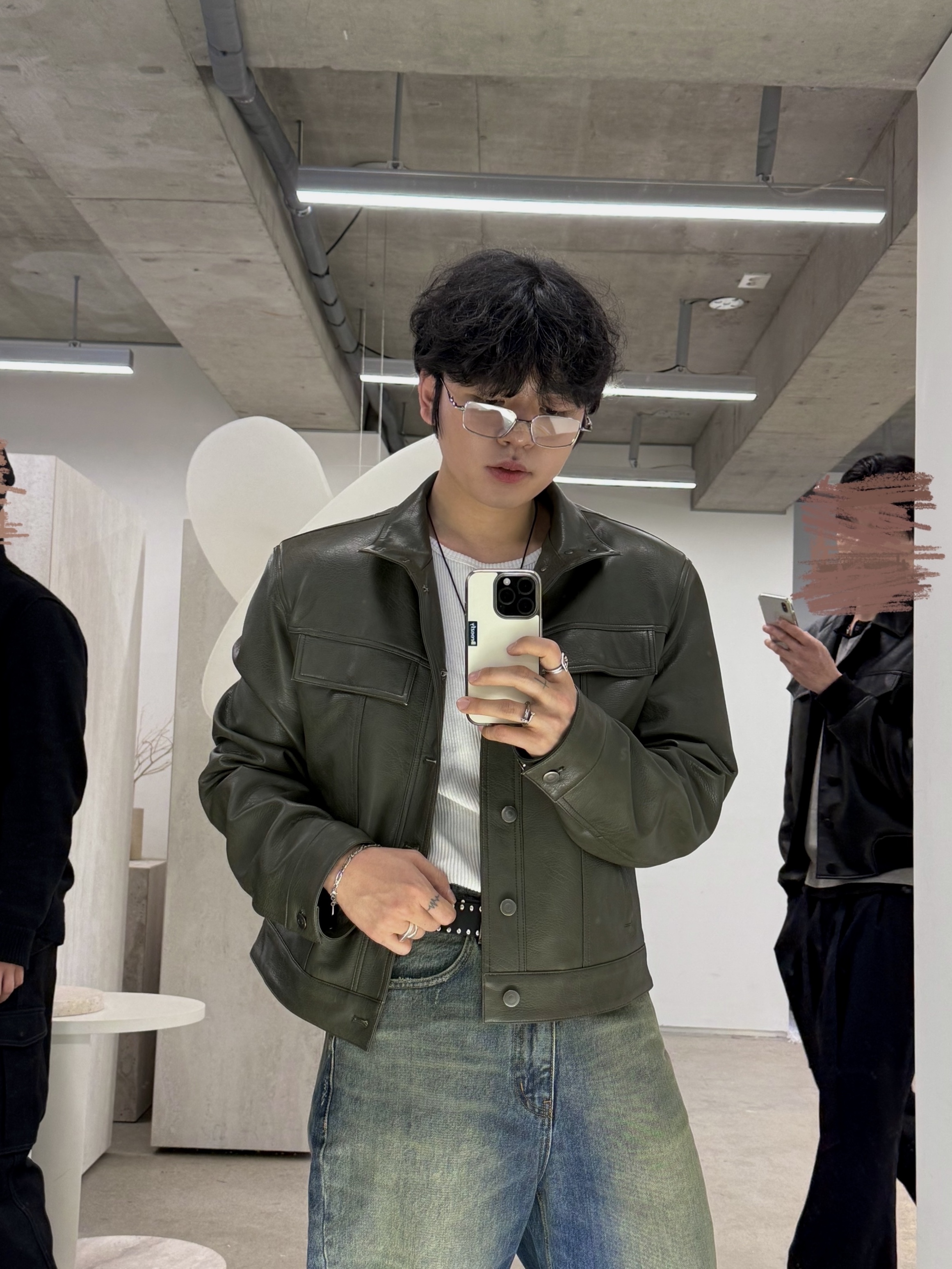 Haleine Velour Stand Collar Blouson Beige (XJ124), Haleine Leather 3D Short Jacket Red (XJ111) 착용 스타일 - 3