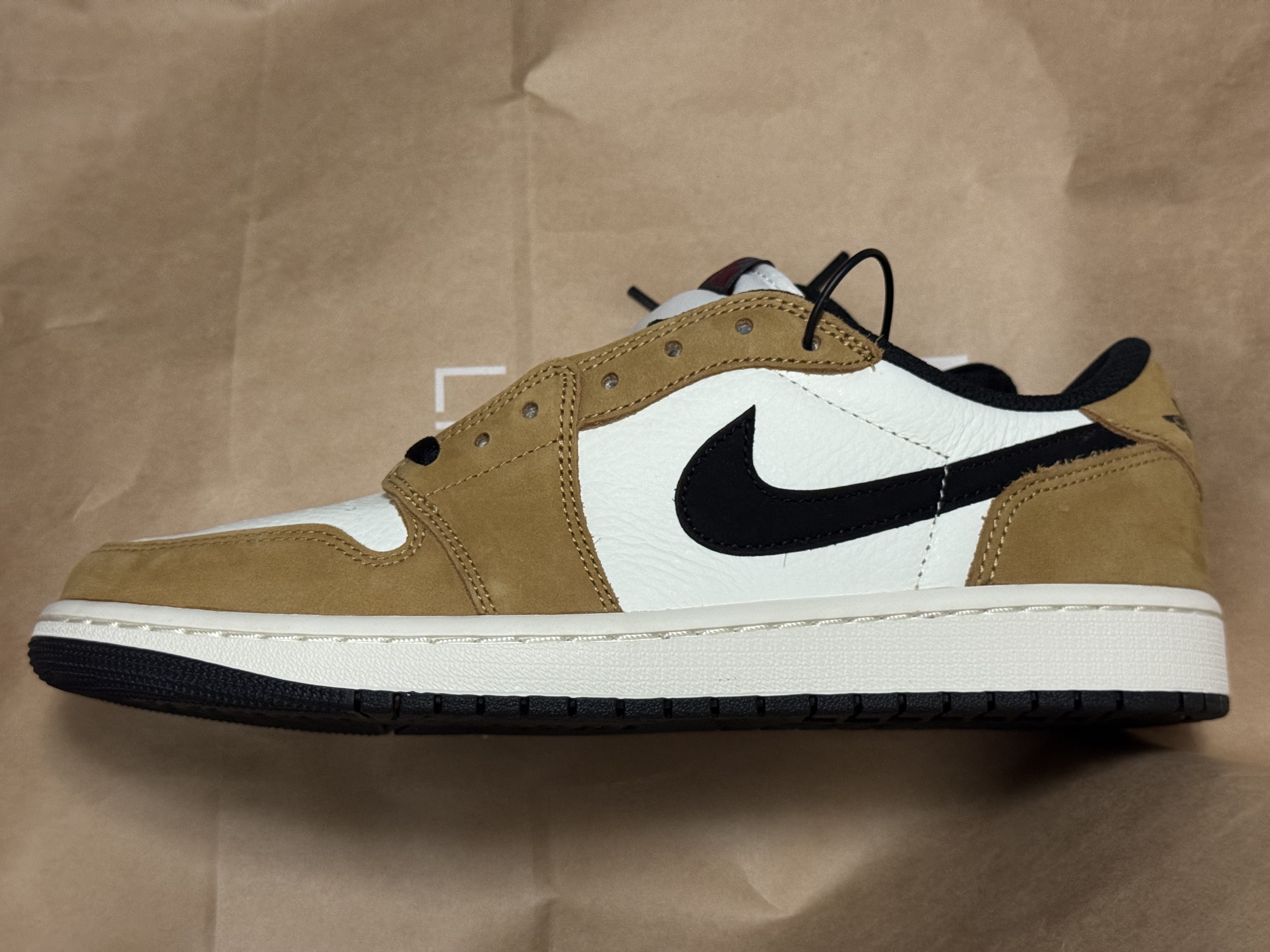 Jordan 1 Low OG Sail and Golden Harvest 착용 스타일