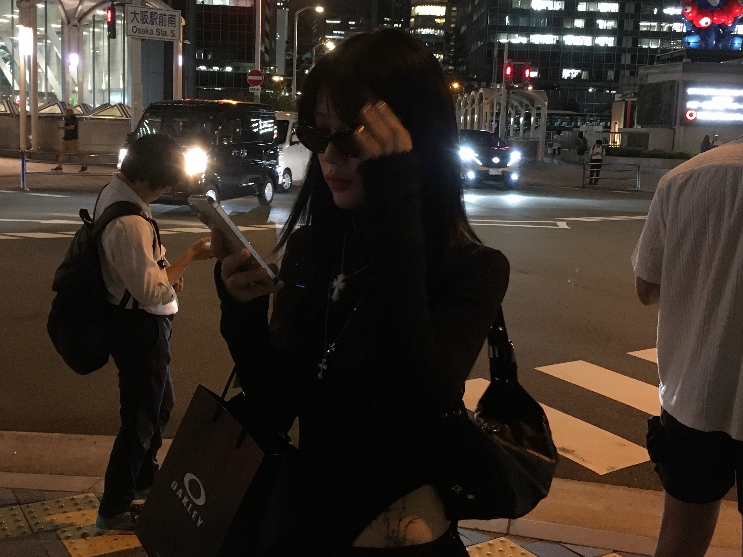 Gentle Monster x Jennie Jentle Salon Fish Tail 01 Black Gray, Chrome Hearts Silichrome CH Cross Pendant White 2022/2023 착용 스타일 - 1