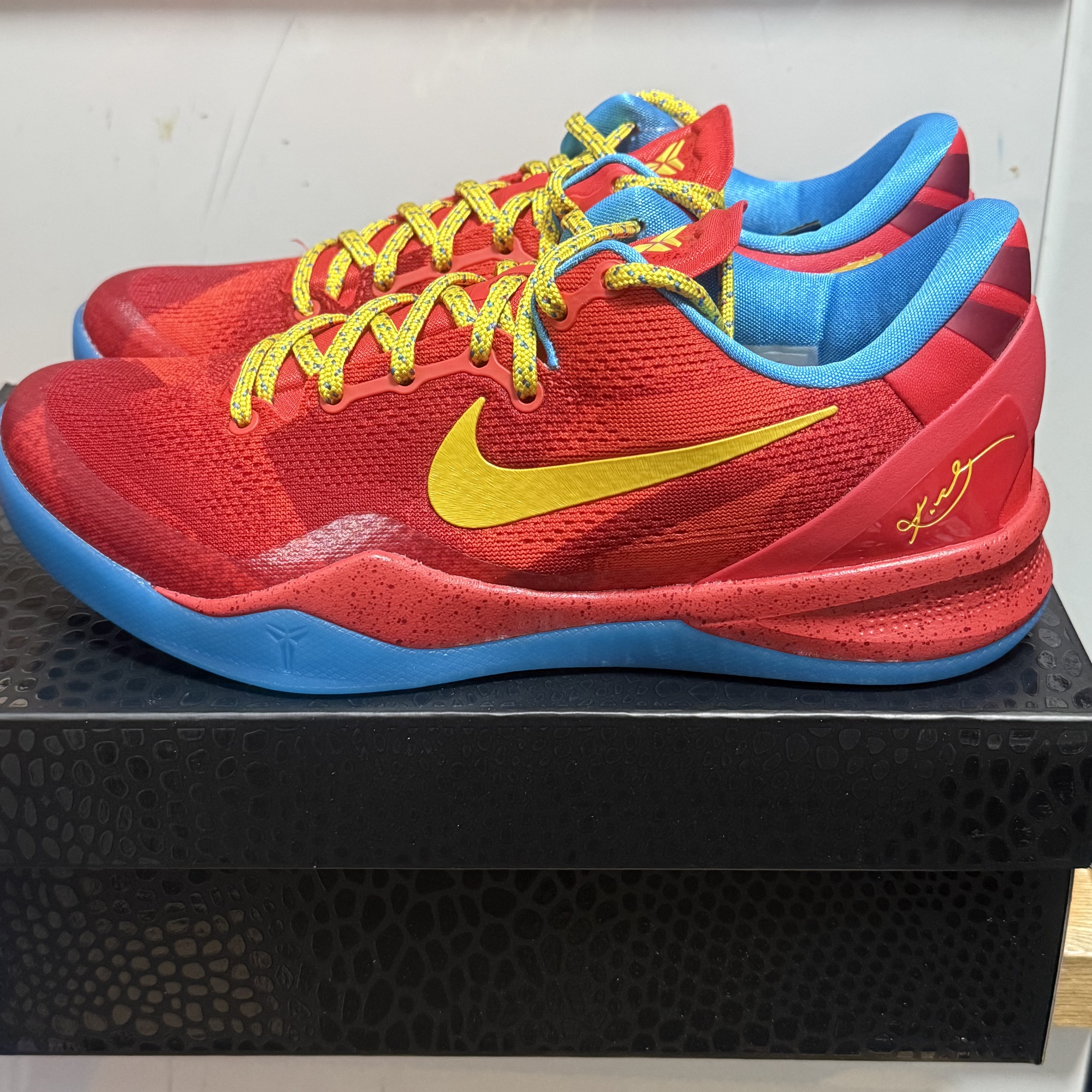 Nike Kobe 8 Protro Year of the Horse Light Crimson and Vivid Blue 착용 스타일