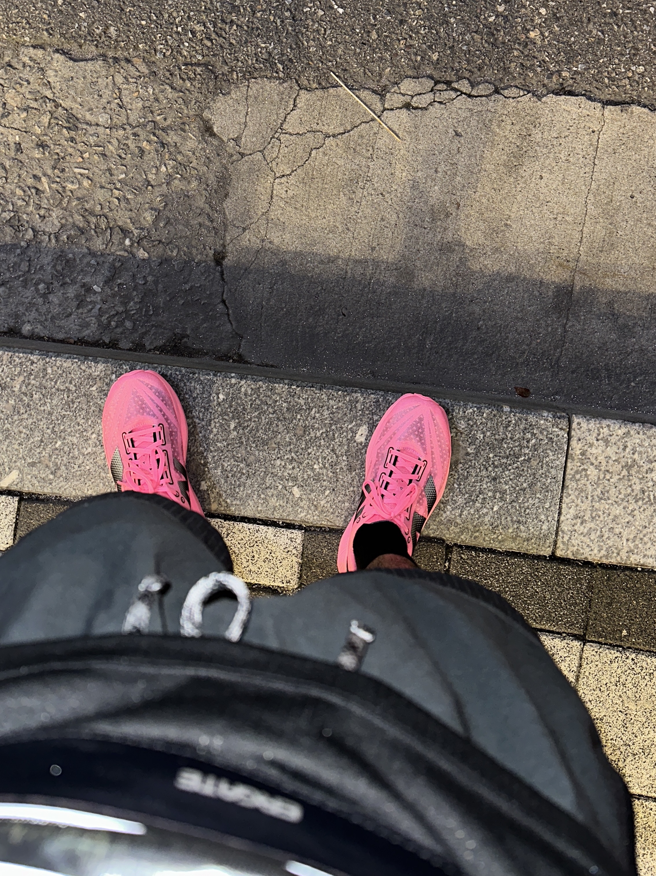 New Balance Fuelcell Rebel v4 Ultra Pink Black - 2E Wide 착용 스타일