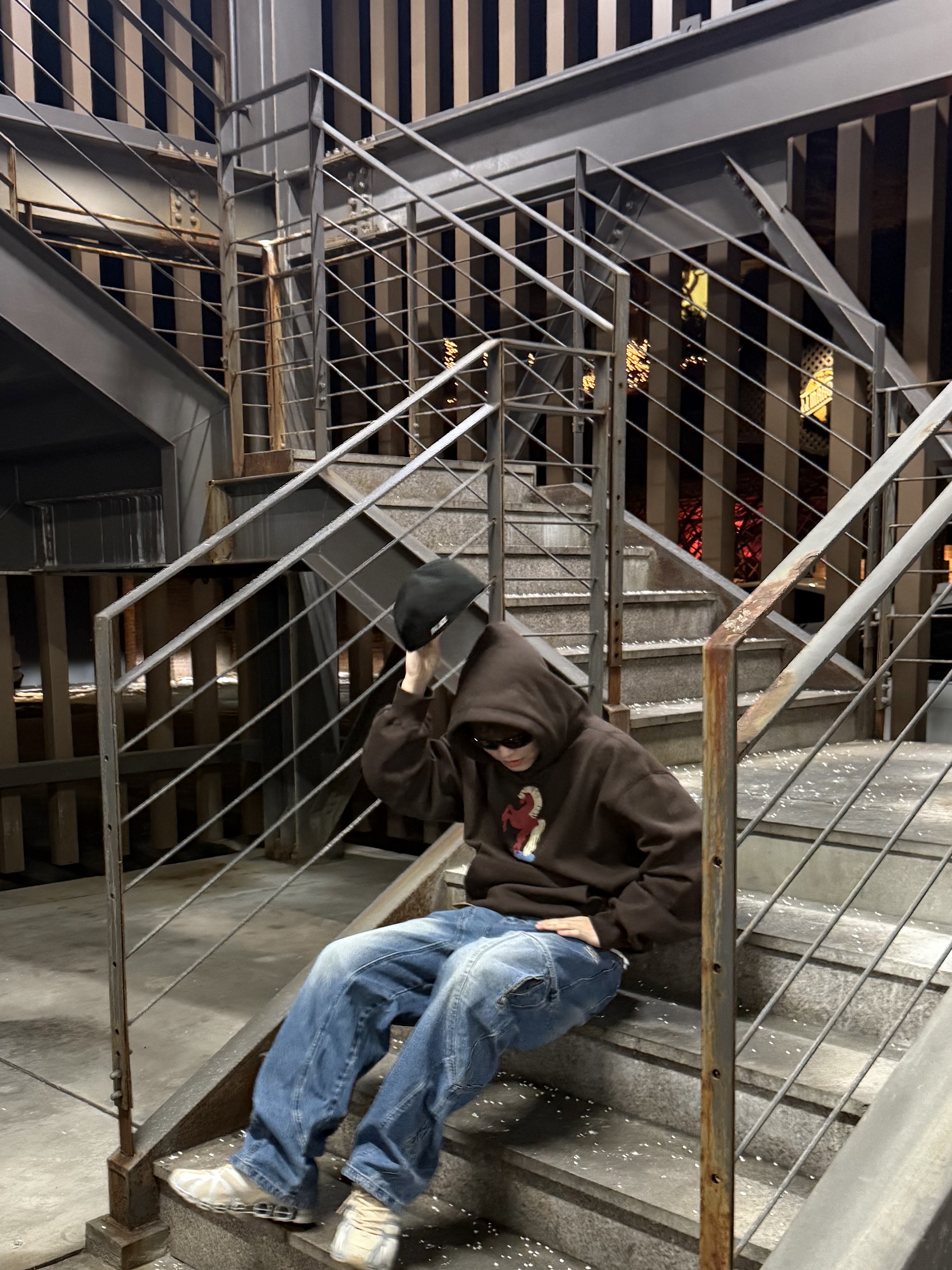 Balenciaga Swift Oval Sunglasses Black, Stussy 8 Ball Studded Belt Brown Suede 착용 스타일 - 2