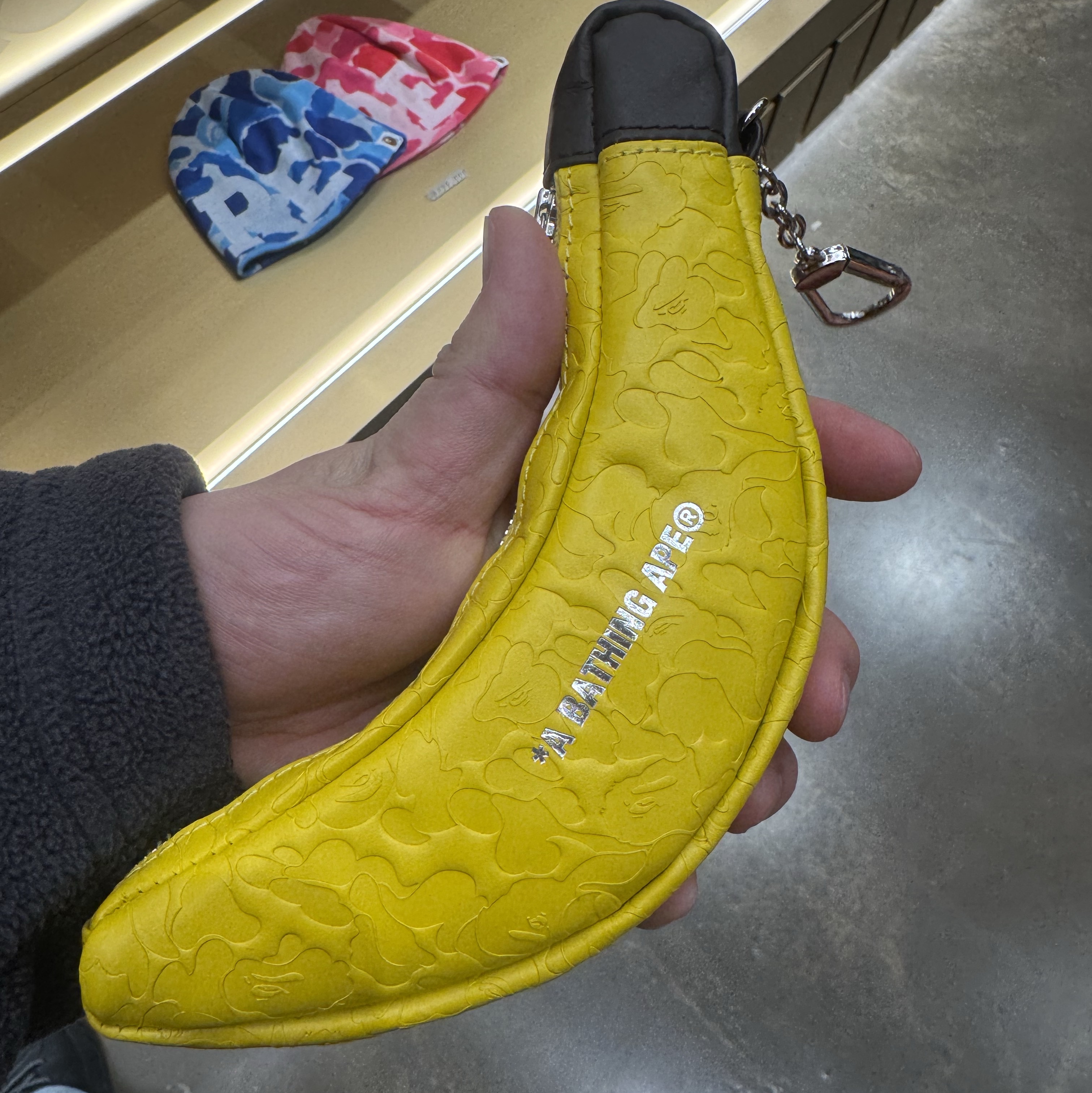 BAPE Solid C-_AMo Banana Mini Pouch Yellow 착용 스타일