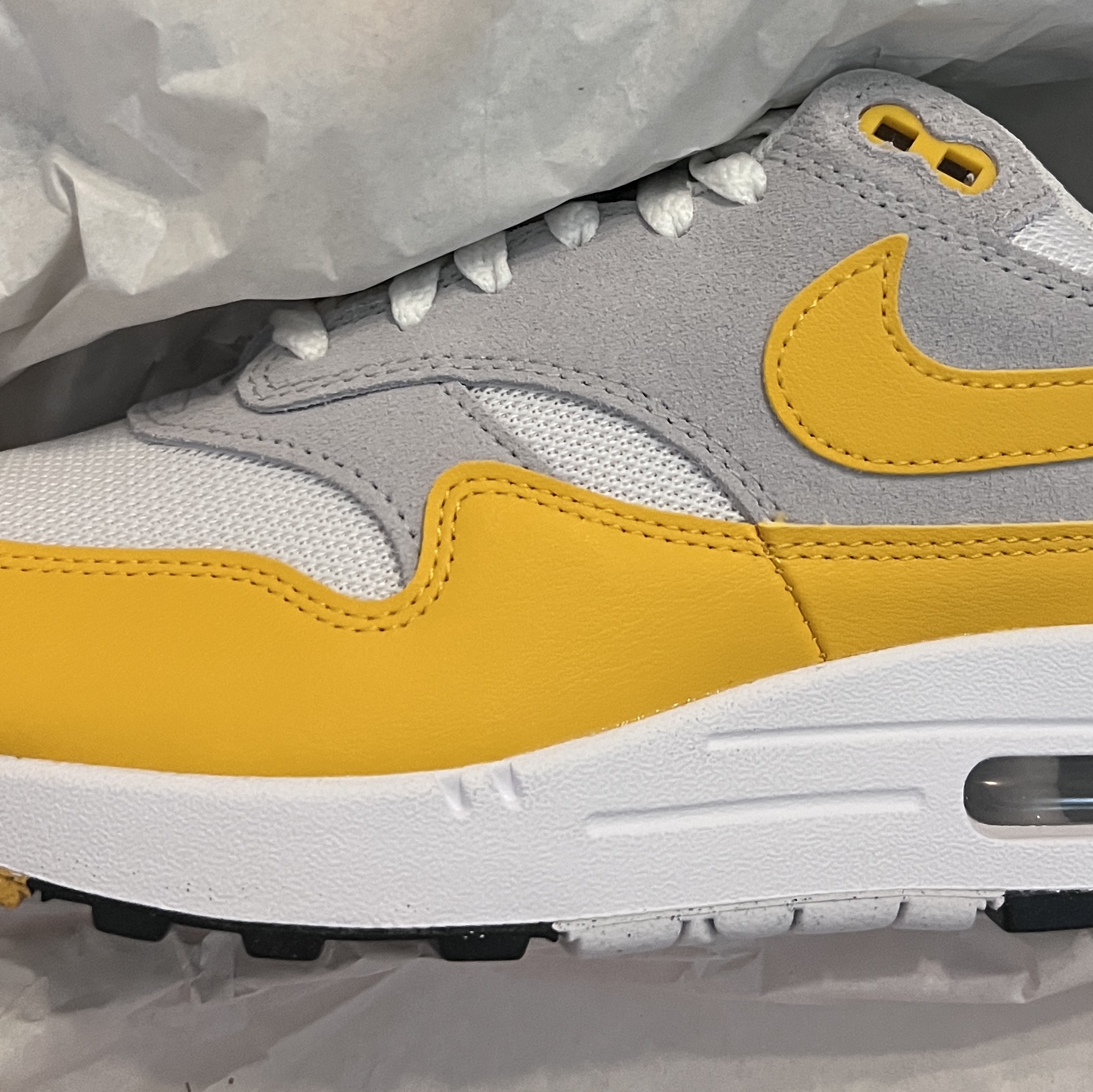 Nike Air Max 1 Essential White University Gold 착용 스타일