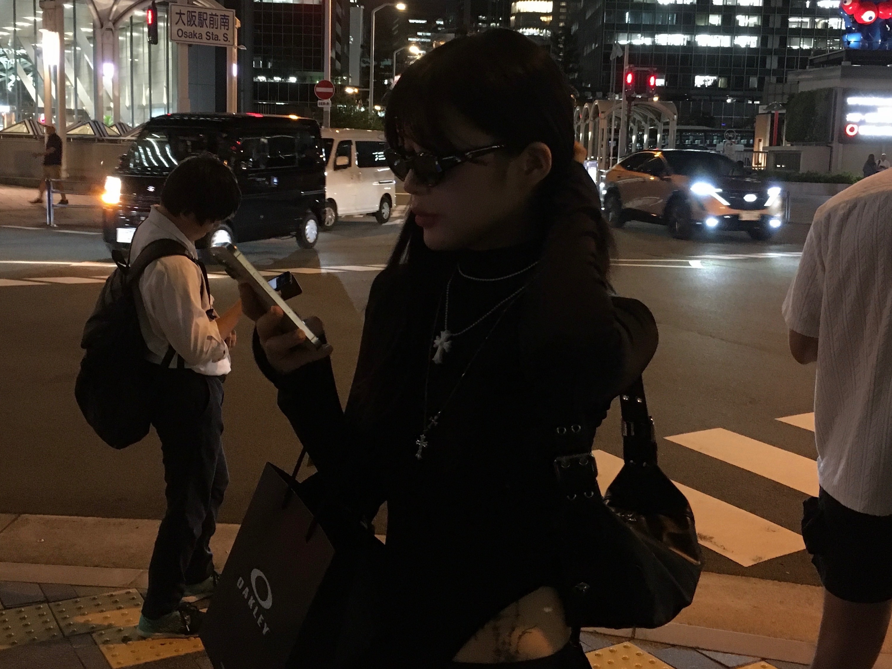 Gentle Monster x Jennie Jentle Salon Fish Tail 01 Black Gray, Chrome Hearts Silichrome CH Cross Pendant White 2022/2023 착용 스타일 - 2