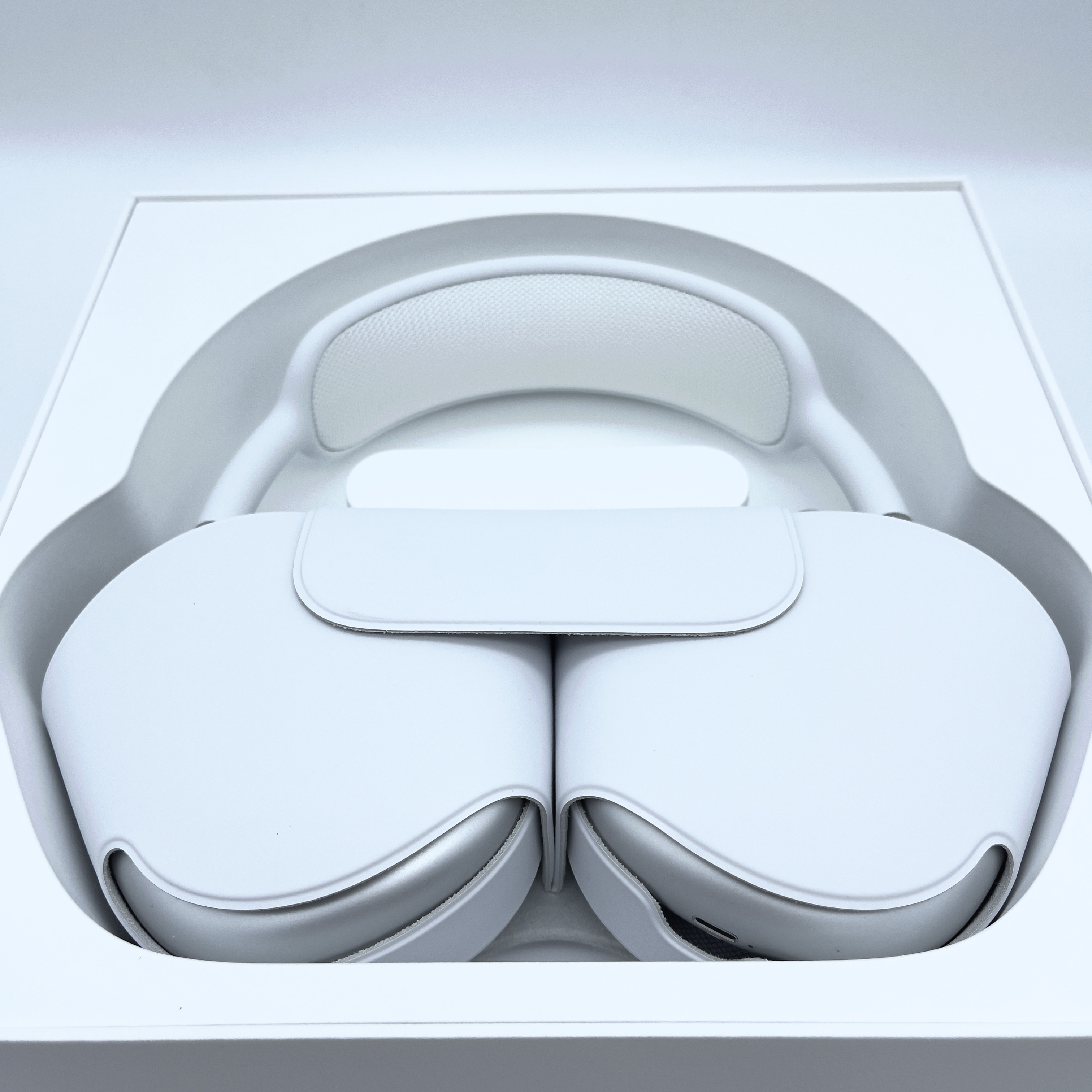 Apple AirPods Max Lightning Silver (Korean Ver.), PlayStation 5 DualSense Wireless Controller White 착용 스타일 - 3