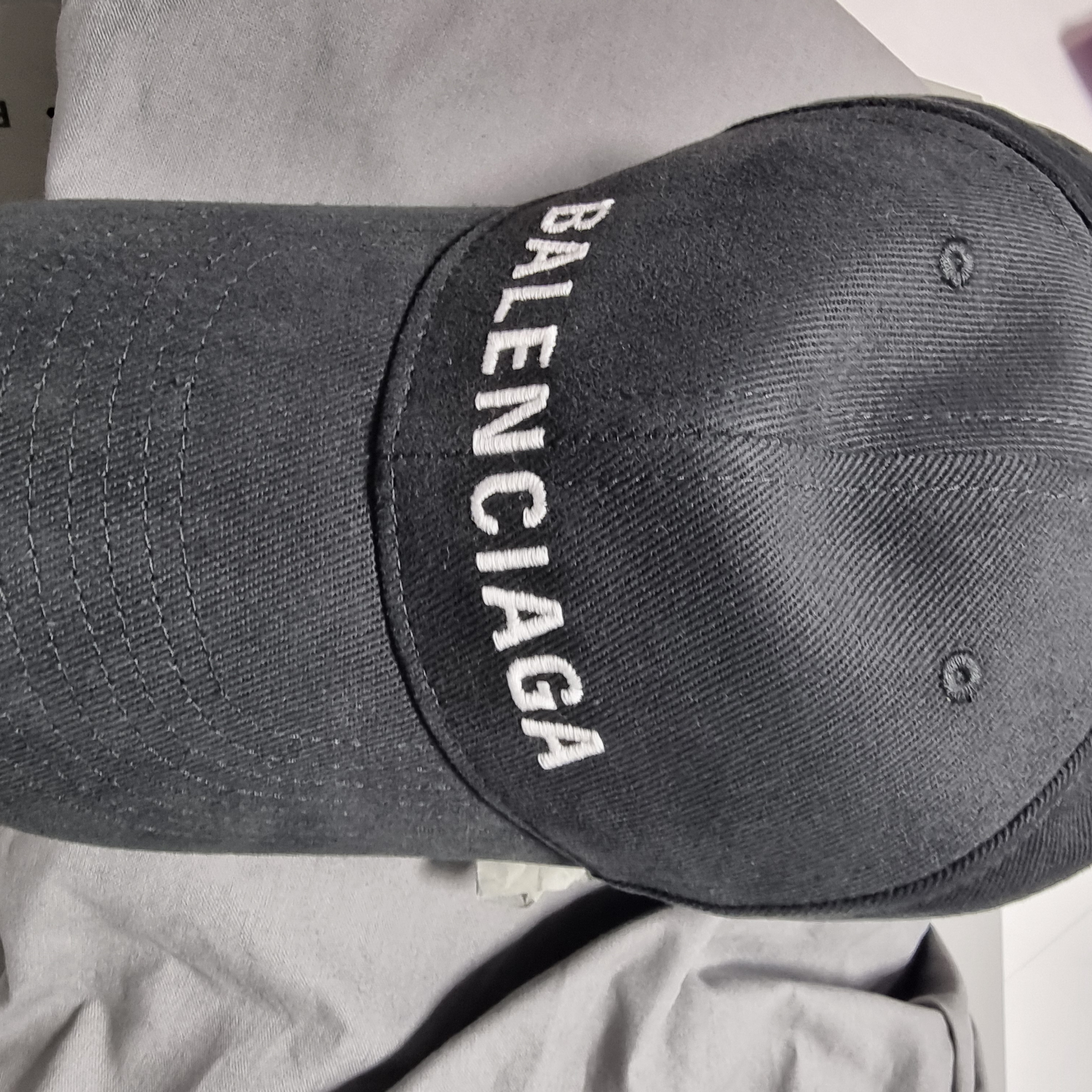 Balenciaga Logo Embroidered Detail Classic Baseball Cap Black 착용 스타일