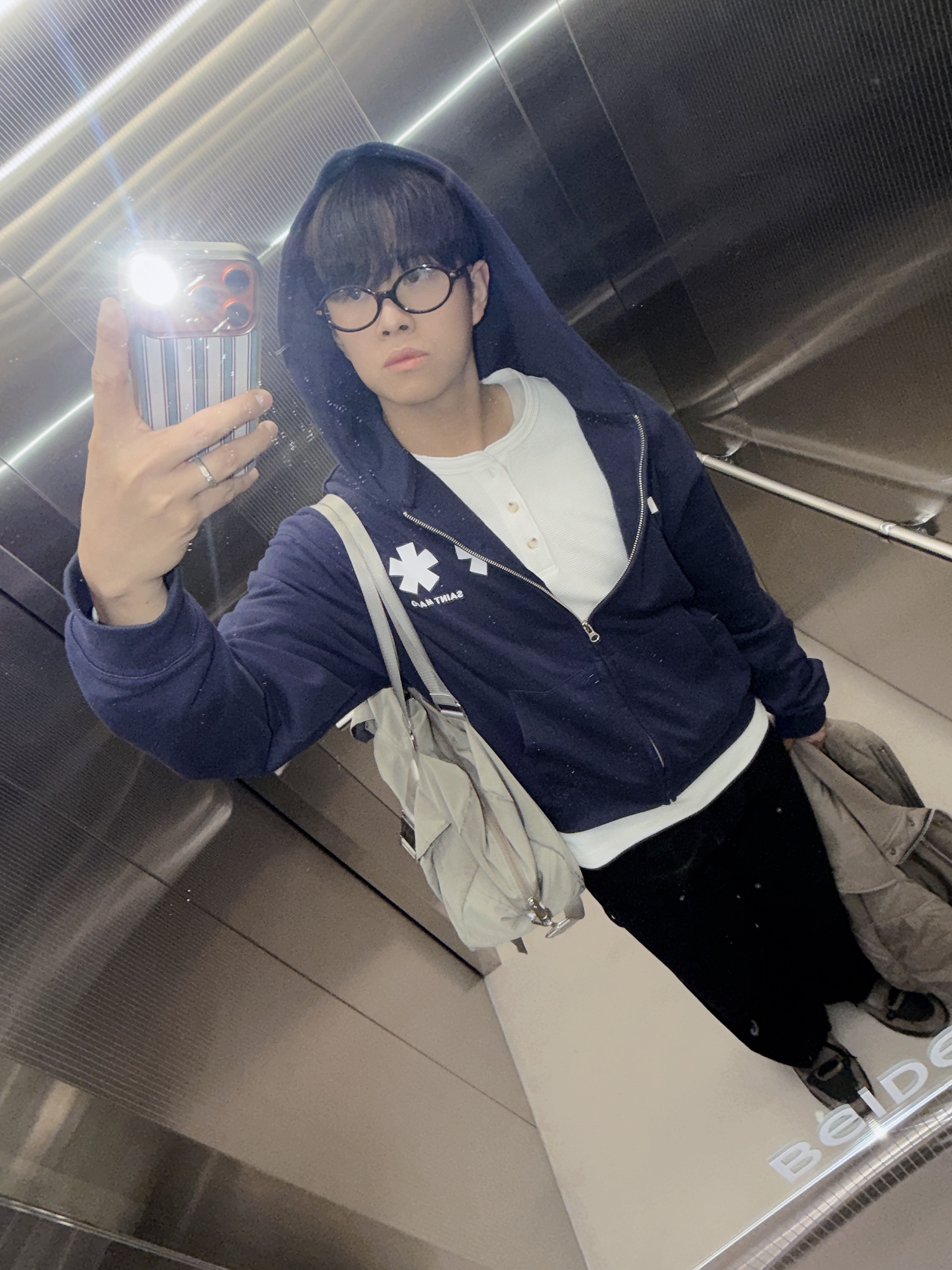AMOU Square Star Hoodie Zip Up Navy 착용 스타일 - 2