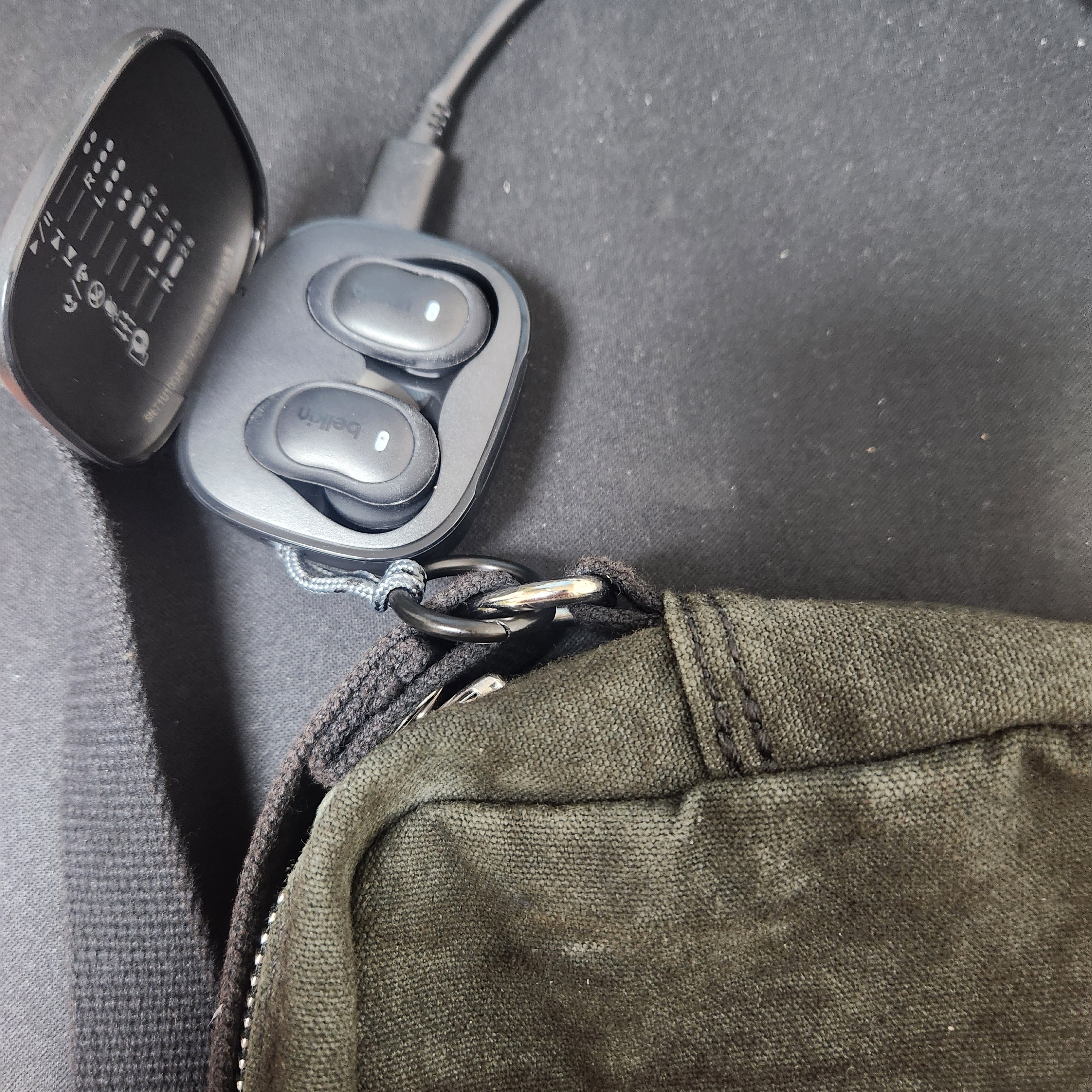Belkin SoundForm Anywhere Earbuds Black, Stussy Canvas Side Pouch Washed Black 착용 스타일 - 2