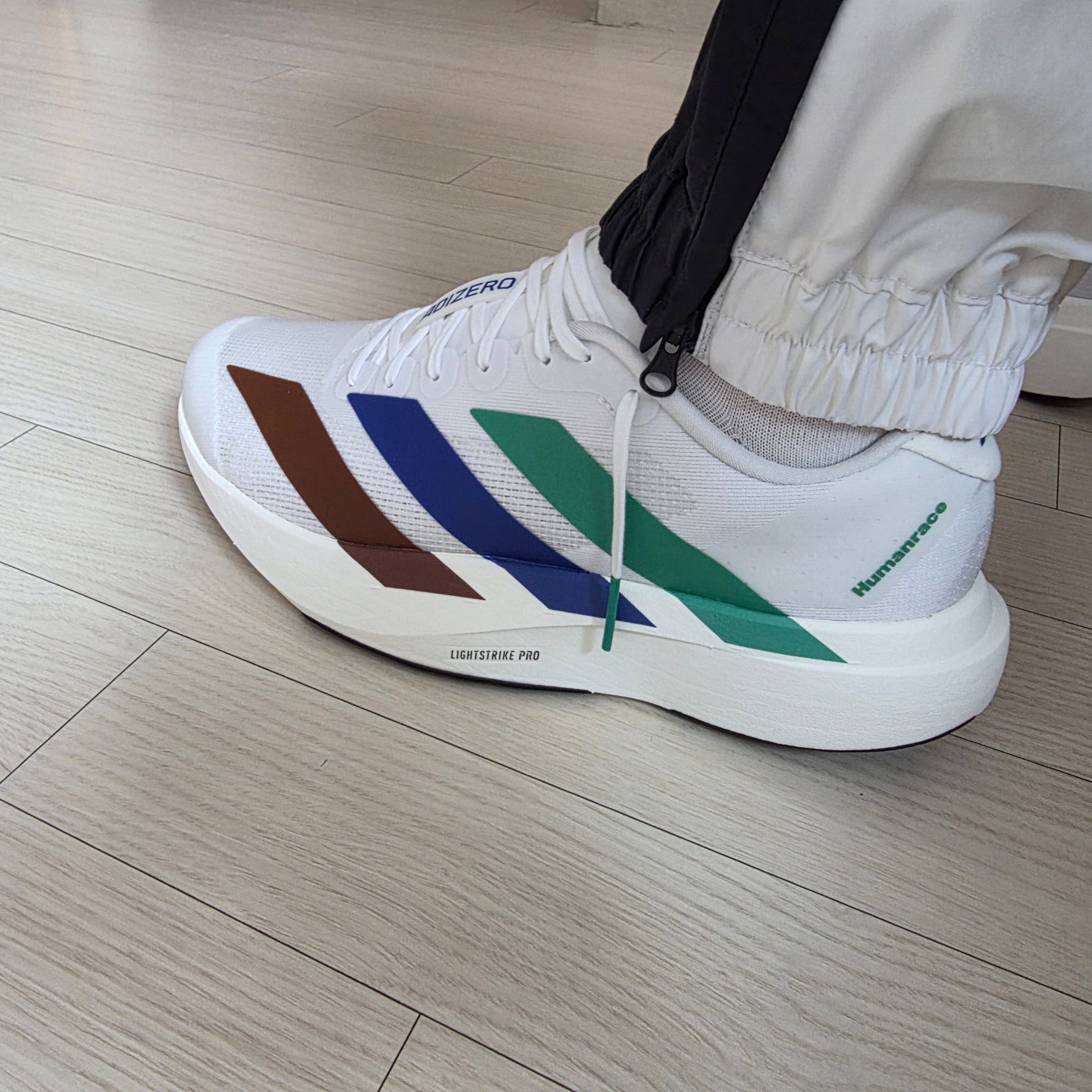 Adidas x Pharrell Williams Humanrace Adizero Adios EVO SL Cloud White Semi Court Green 착용 스타일 - 2