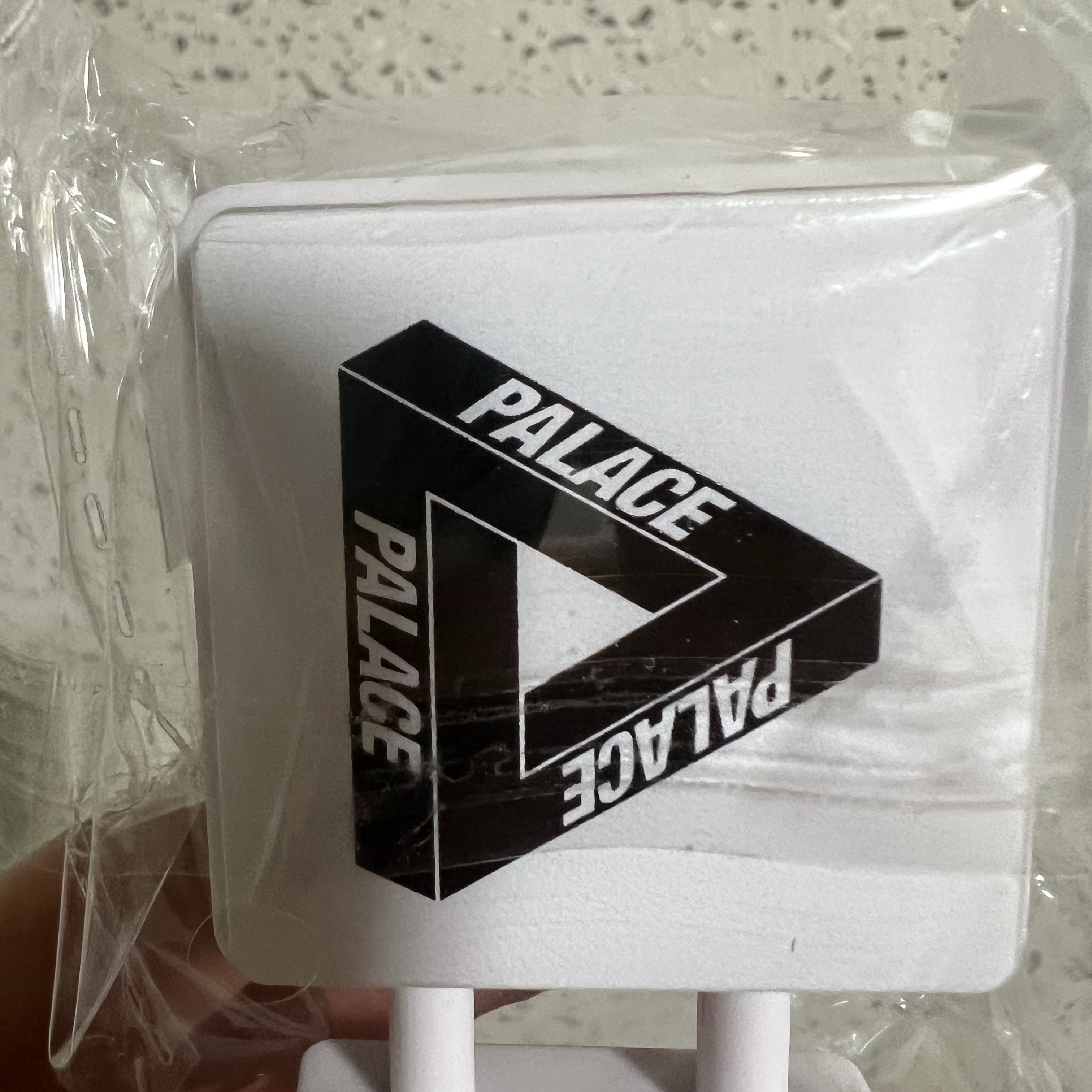 Palace Pal-Mart LED Magnet White Black - 26SS 착용 스타일 - 2