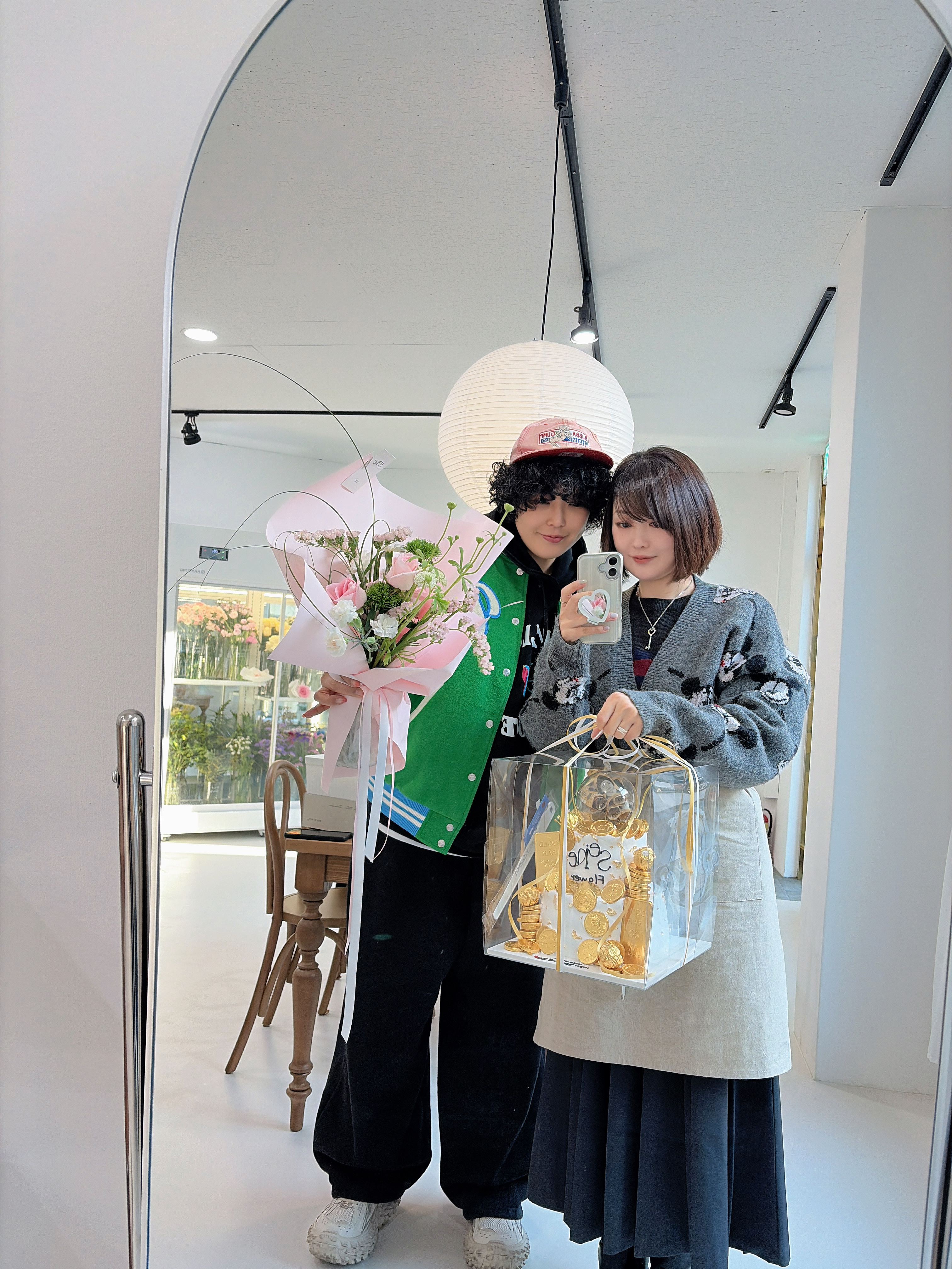 Vandy The Pink Lemonade Varsity Jacket 착용 스타일 - 2