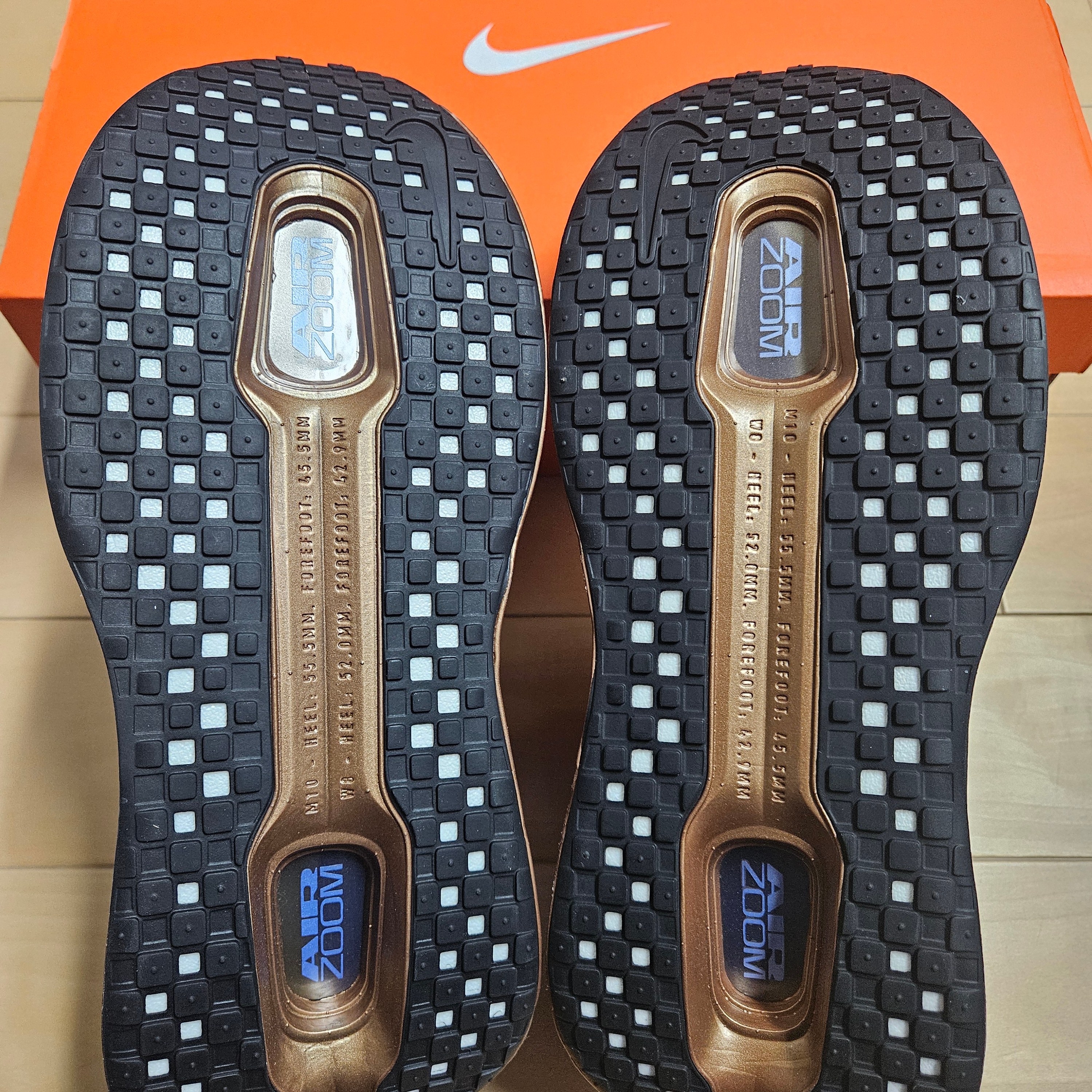 (W) Nike Vomero Premium QS Flat Stout 착용 스타일 - 7