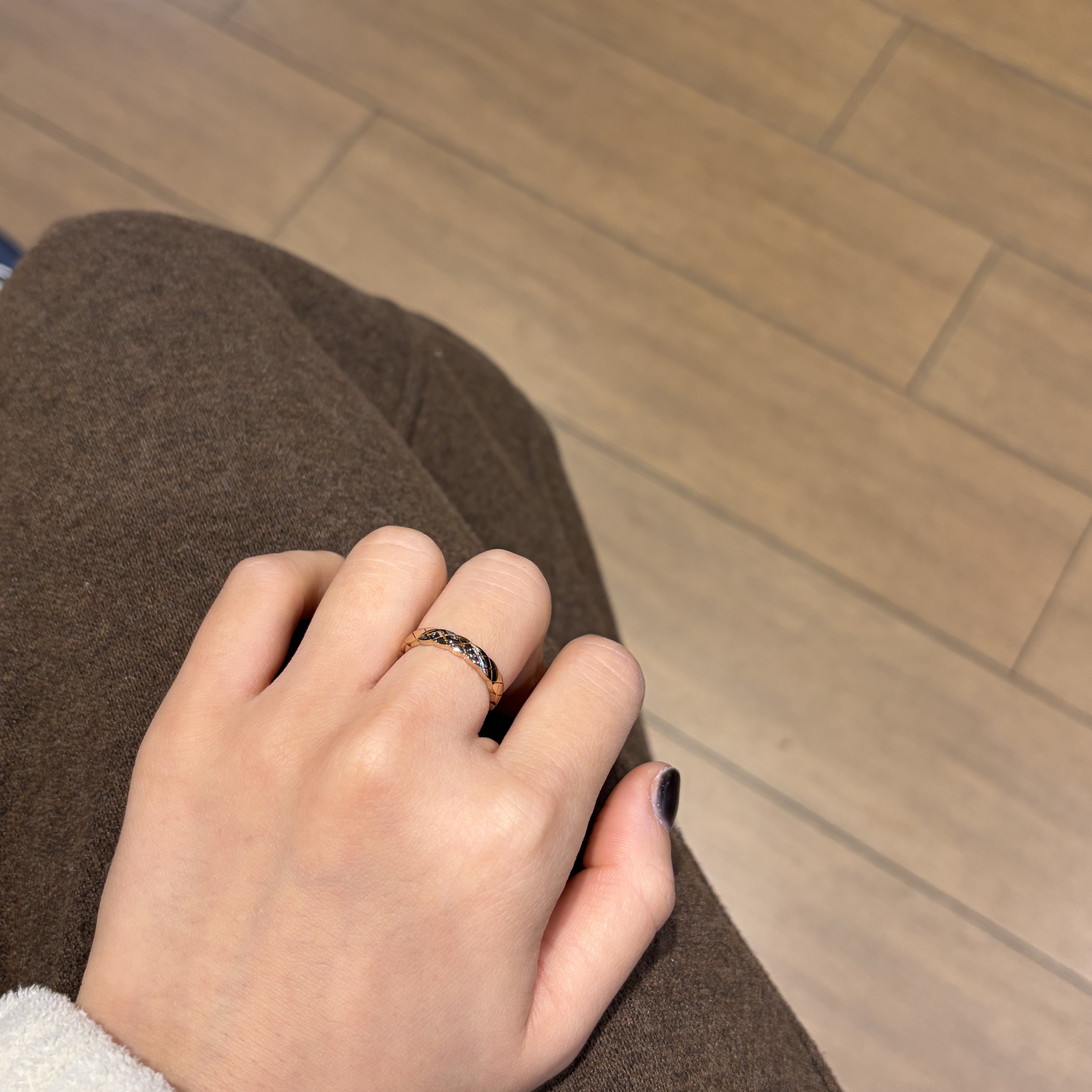 Chanel Coco Crush Ring Quilted Motif Mini & 18K Beige Gold 착용 스타일 - 4