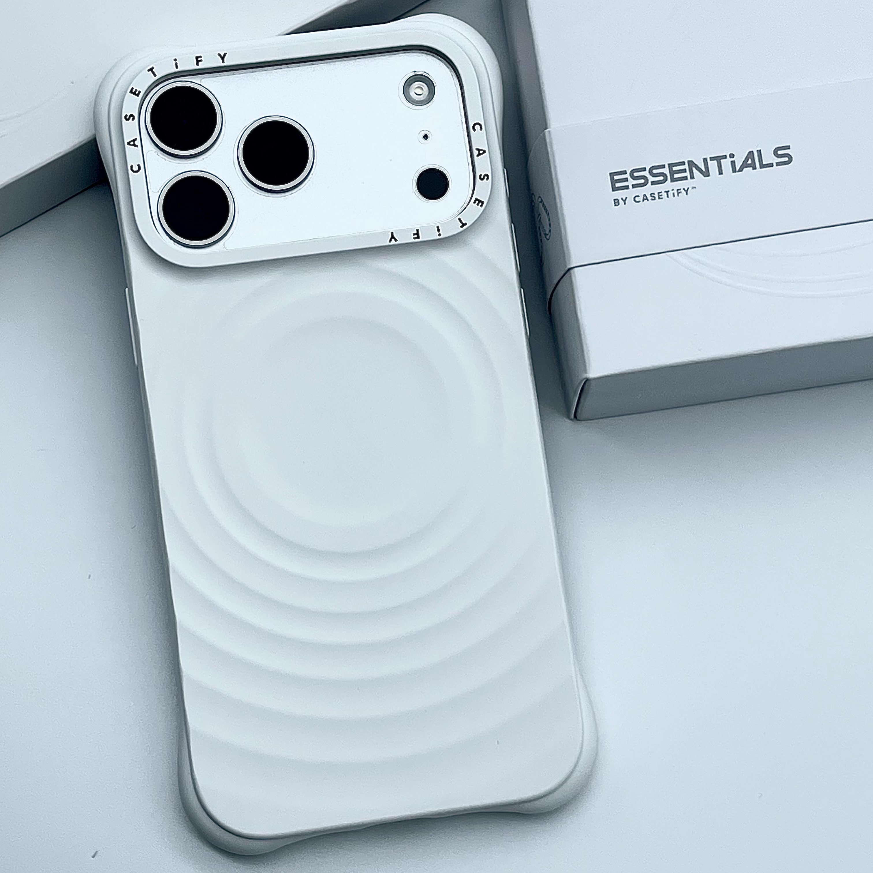 Casetify iPhone MagSafe Ripple Case White, Casetify Essentials Ripple AirPods Pro 3rd Case White 착용 스타일 - 2