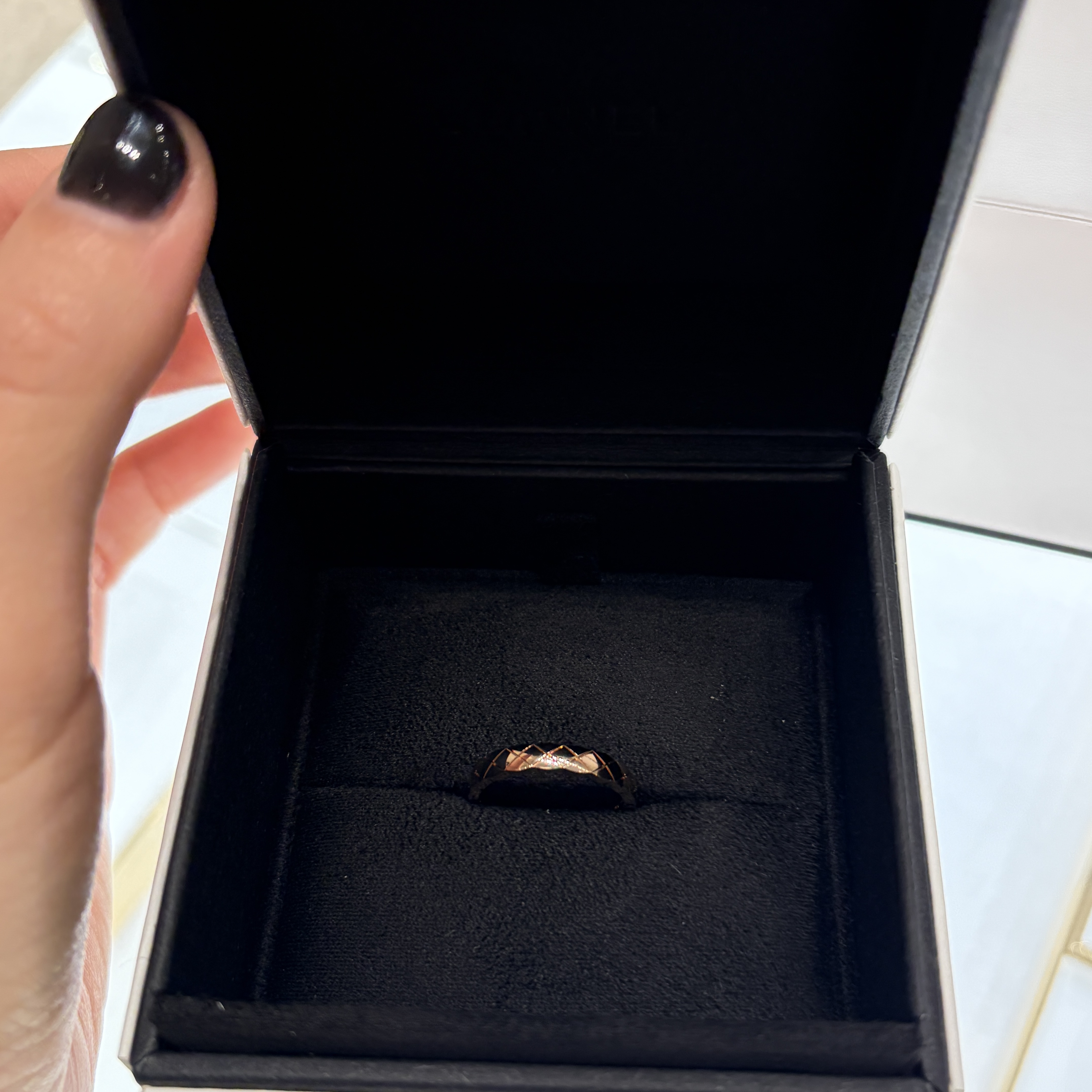 Chanel Coco Crush Ring Quilted Motif Mini & 18K Beige Gold 착용 스타일 - 3