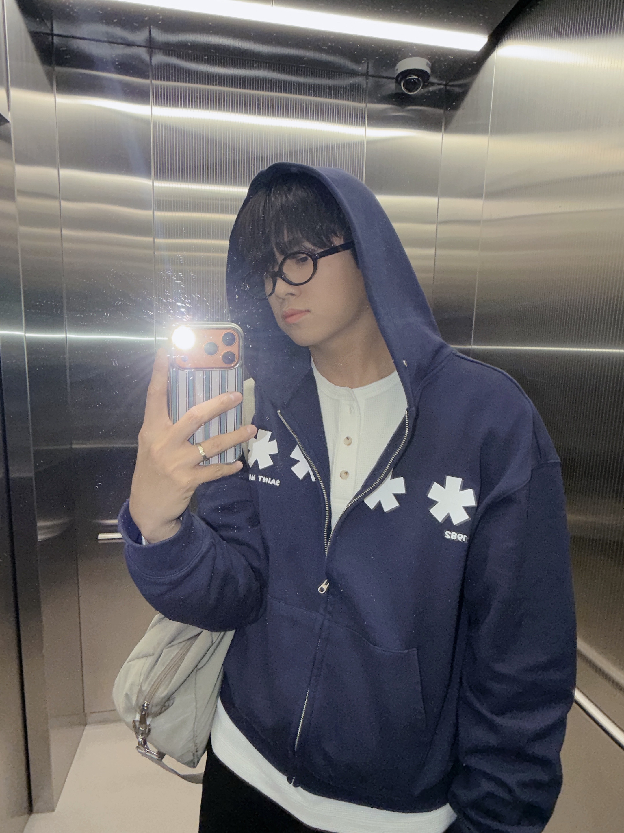 AMOU Square Star Hoodie Zip Up Navy 착용 스타일 - 3