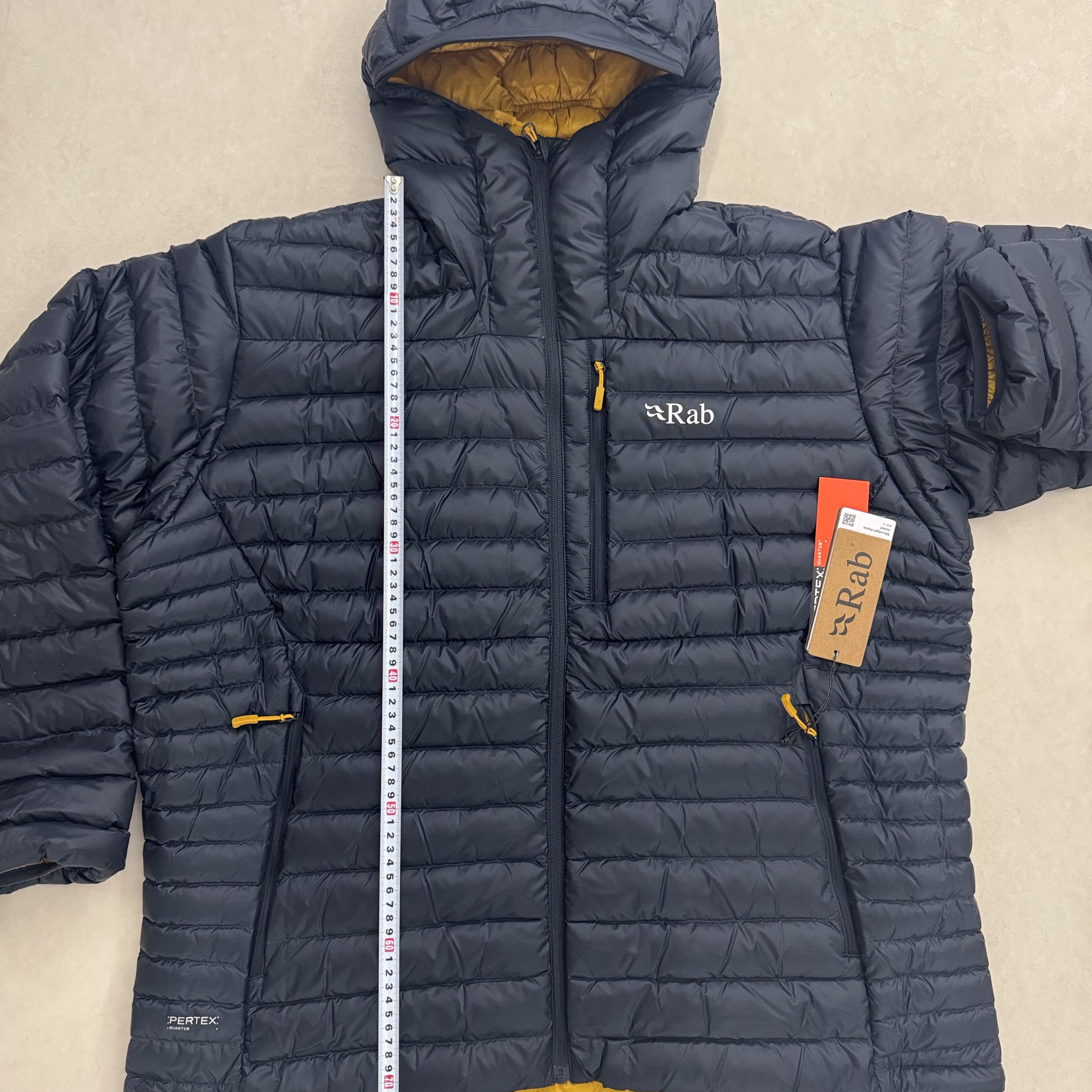 Rab Microlight Alpine Jacket Beluga 착용 스타일 - 2