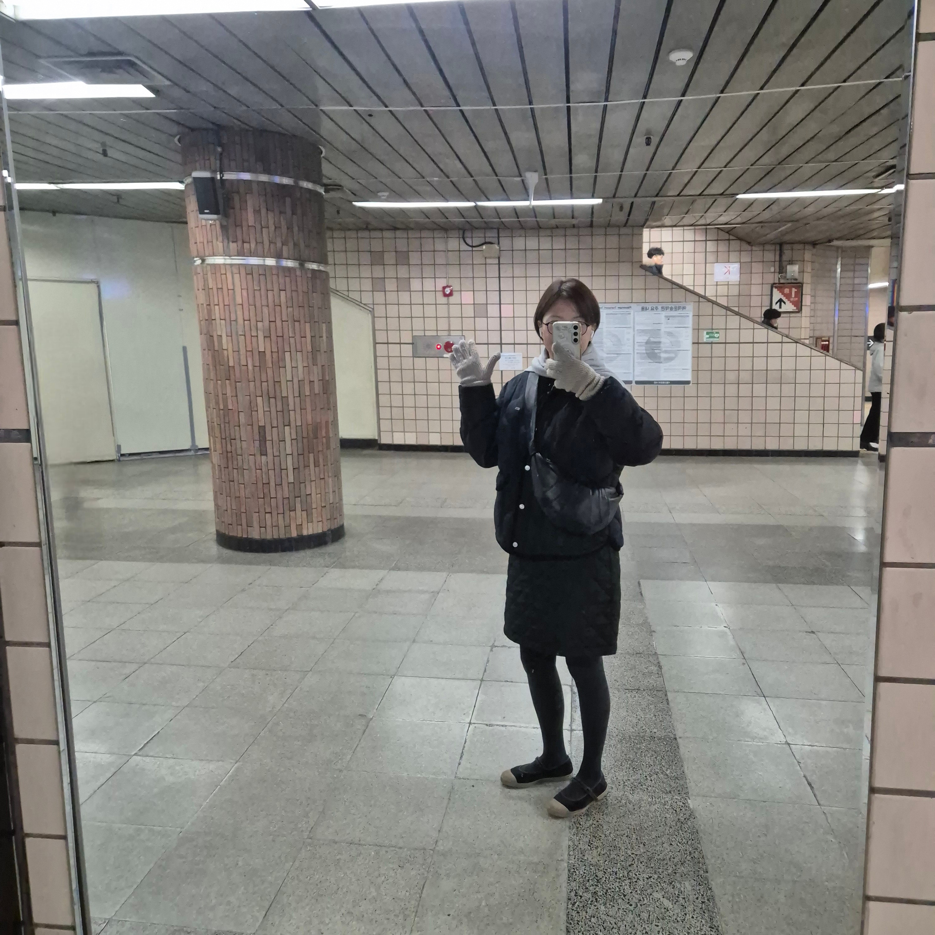 Lemaire Small Croissant Bag Soft Nappa Leather Black 착용 스타일
