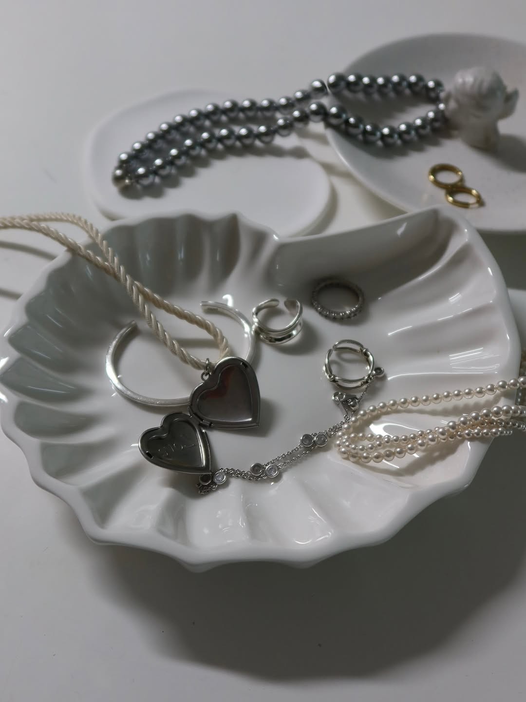 LEEJAE AMMONITE PLATE WHITE 착용 스타일