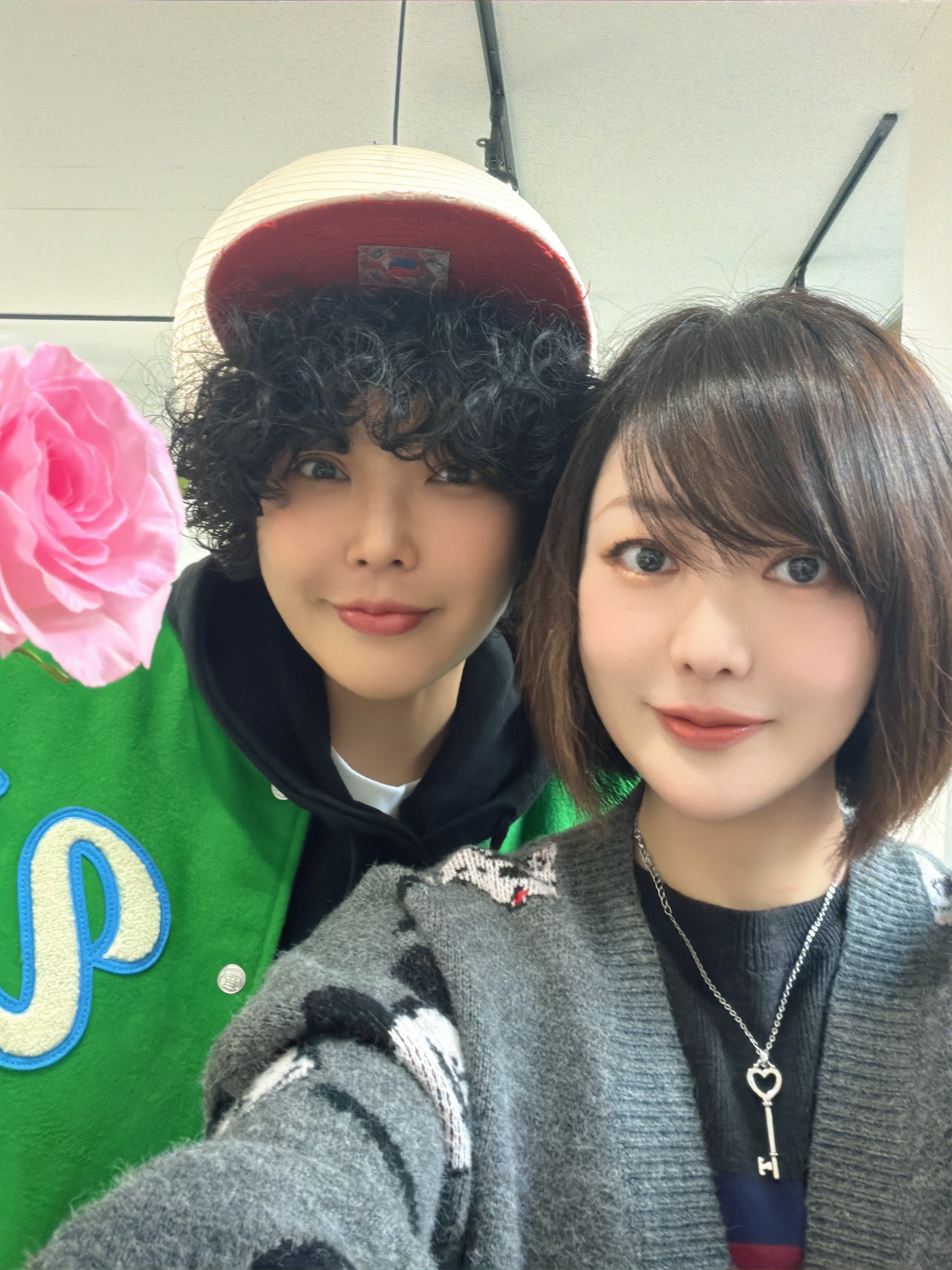 Vandy The Pink Lemonade Varsity Jacket 착용 스타일 - 3