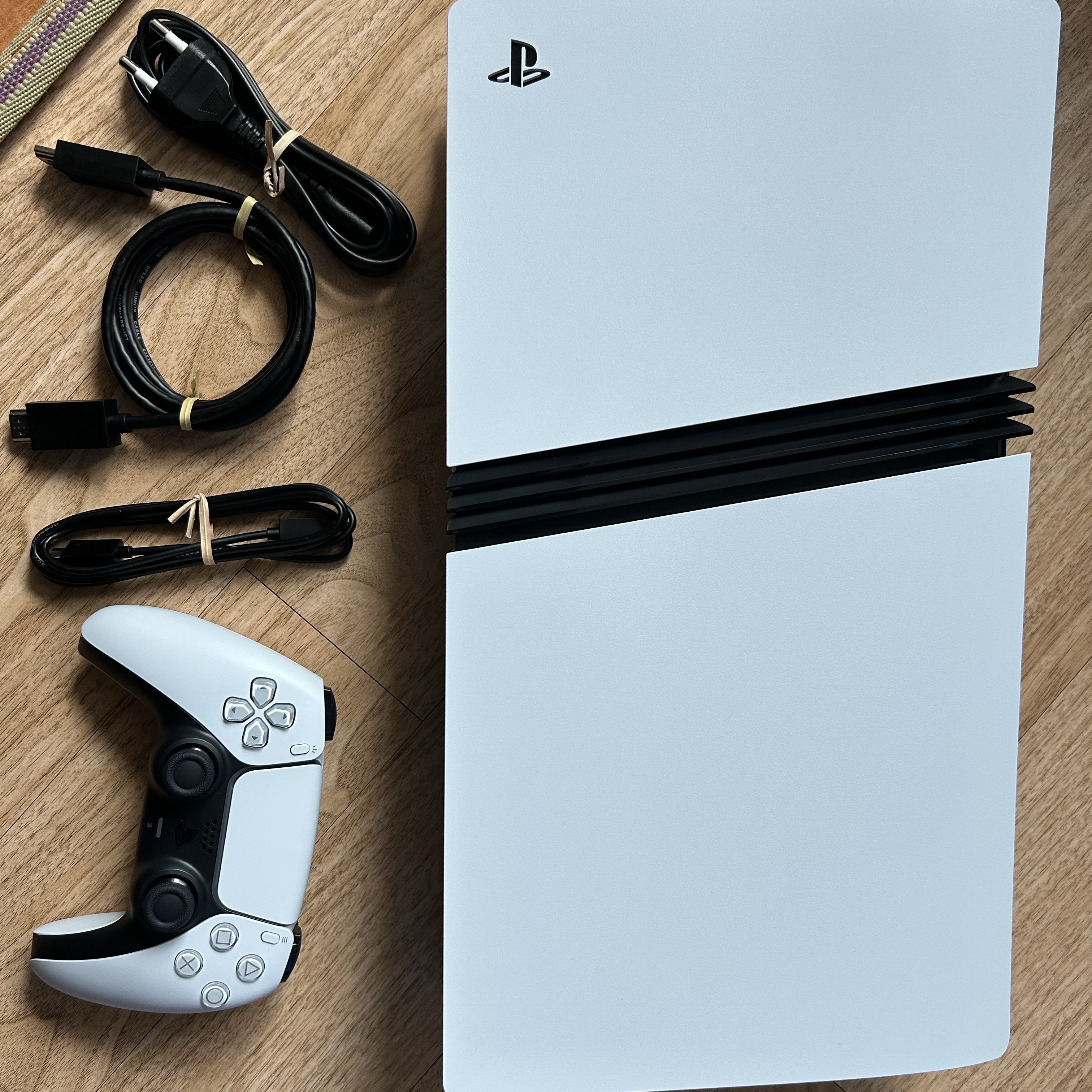 [7% 적립] PlayStation 5 Pro - 2TB 착용 스타일