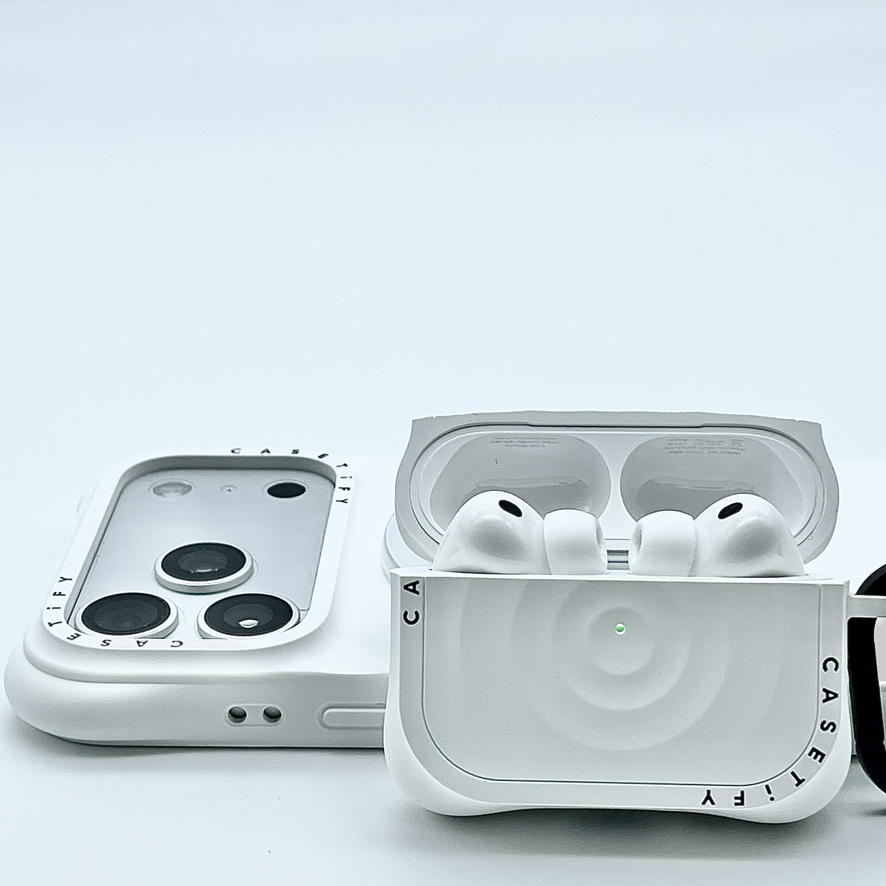 Casetify iPhone MagSafe Ripple Case White, Casetify Essentials Ripple AirPods Pro 3rd Case White 착용 스타일 - 10