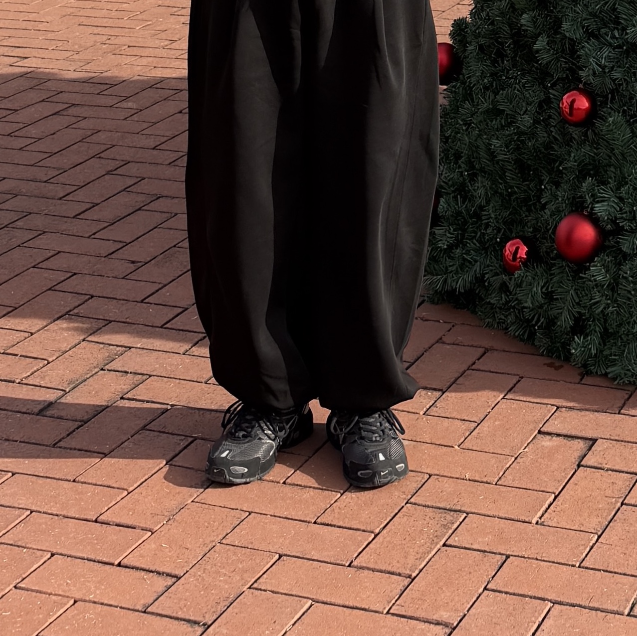 Nike Air Max Torch 4 Anthracite Metallic Silver 착용 스타일