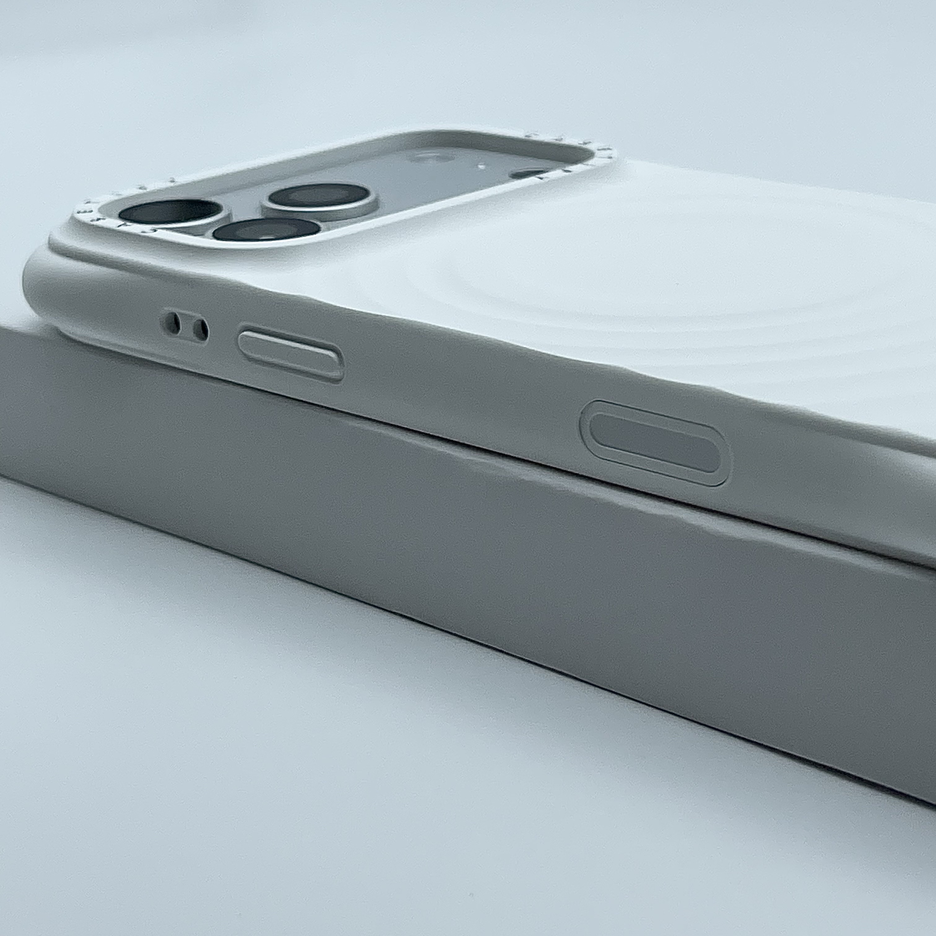 Casetify iPhone MagSafe Ripple Case White, Casetify Essentials Ripple AirPods Pro 3rd Case White 착용 스타일 - 5