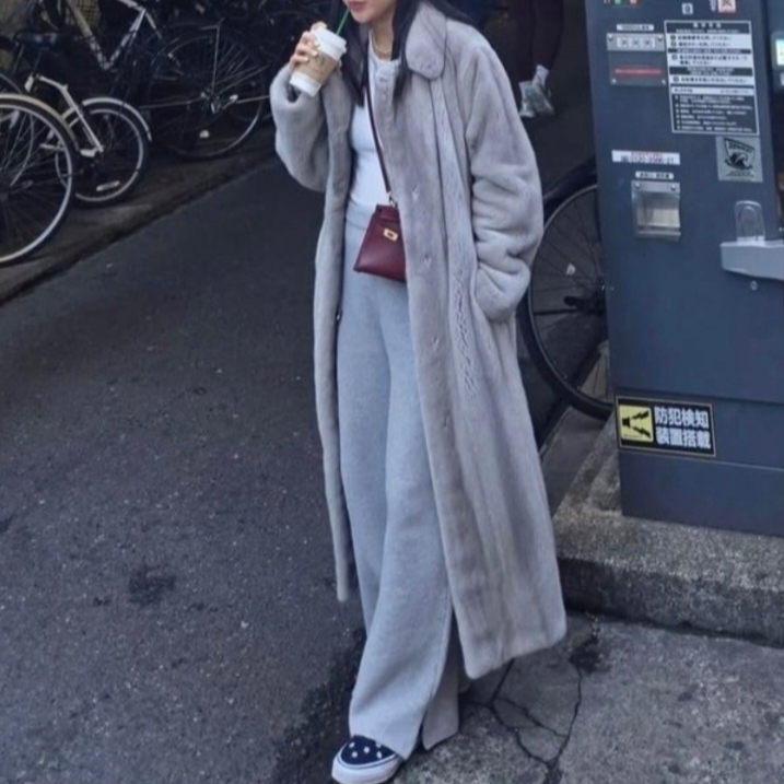 (W) Arket Faux Fur Coat Grey 착용 스타일