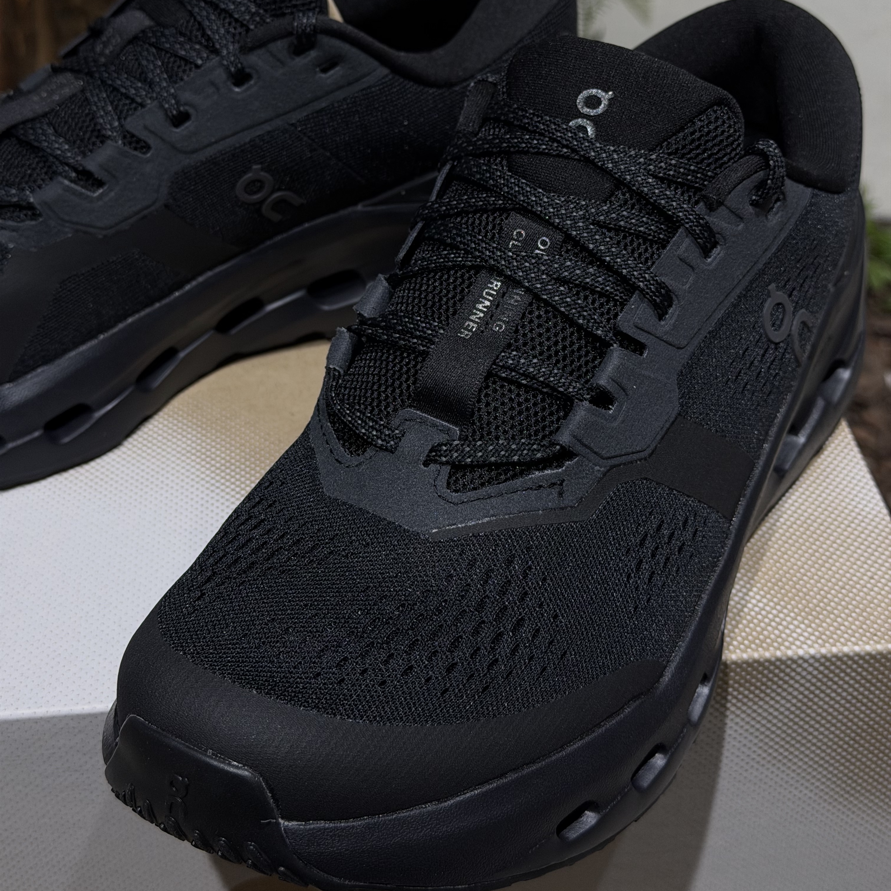 On Running Cloudrunner 3 Black Black 착용 스타일 - 5