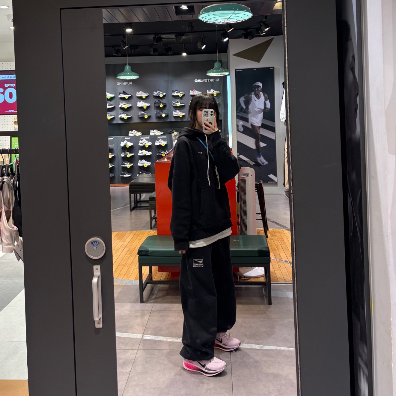 Nike Vomero 18 Pink Foam Hyper Pink, (W) Nike Swift Repel Packable Running Jacket Black - Asia 착용 스타일 - 2