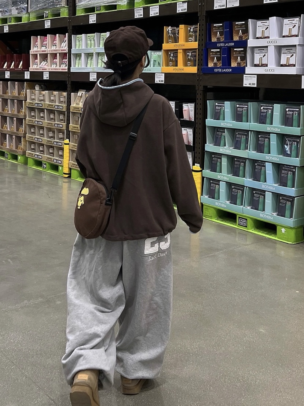 BAPE Ape Head Shoulder Bag Brown 착용 스타일 - 3