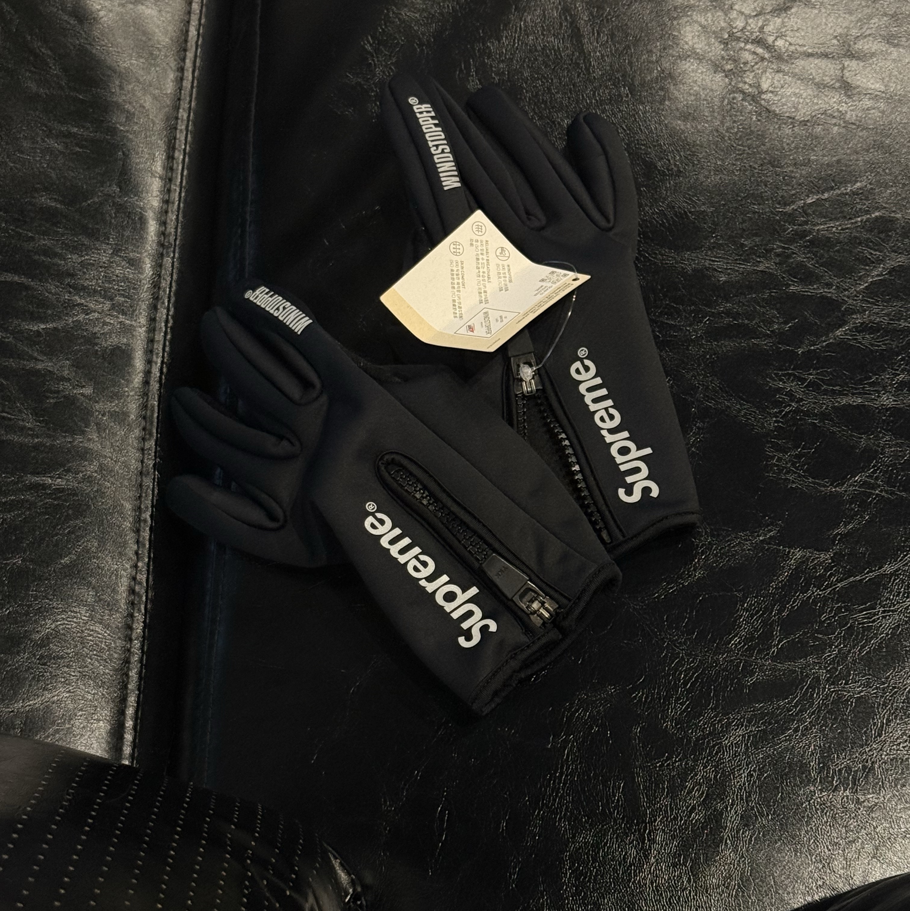 Supreme Windstopper Zip Gloves Black - 25FW 착용 스타일