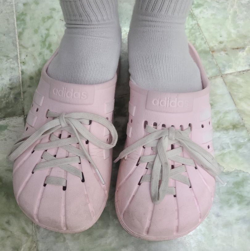 Adidas Adilette Clogs Almost Pink 착용 스타일