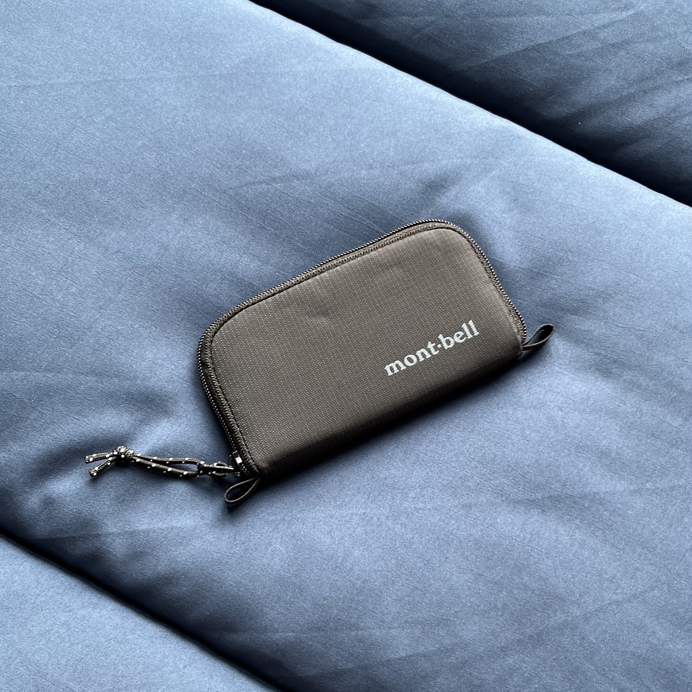 Montbell Mini Zip Wallet Black 착용 스타일