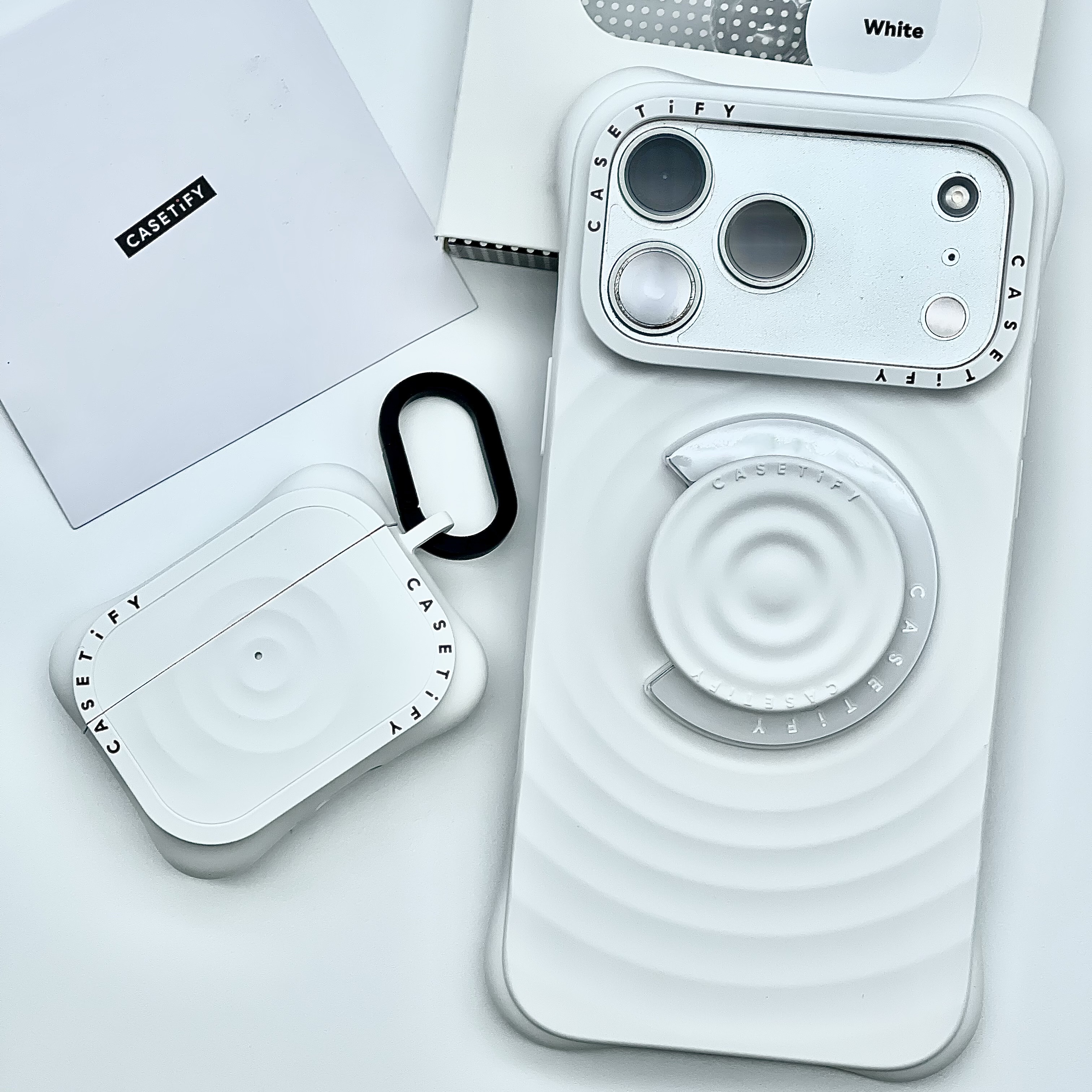 Casetify iPhone MagSafe Ripple Case White, Casetify Essentials Ripple AirPods Pro 3rd Case White 착용 스타일 - 1