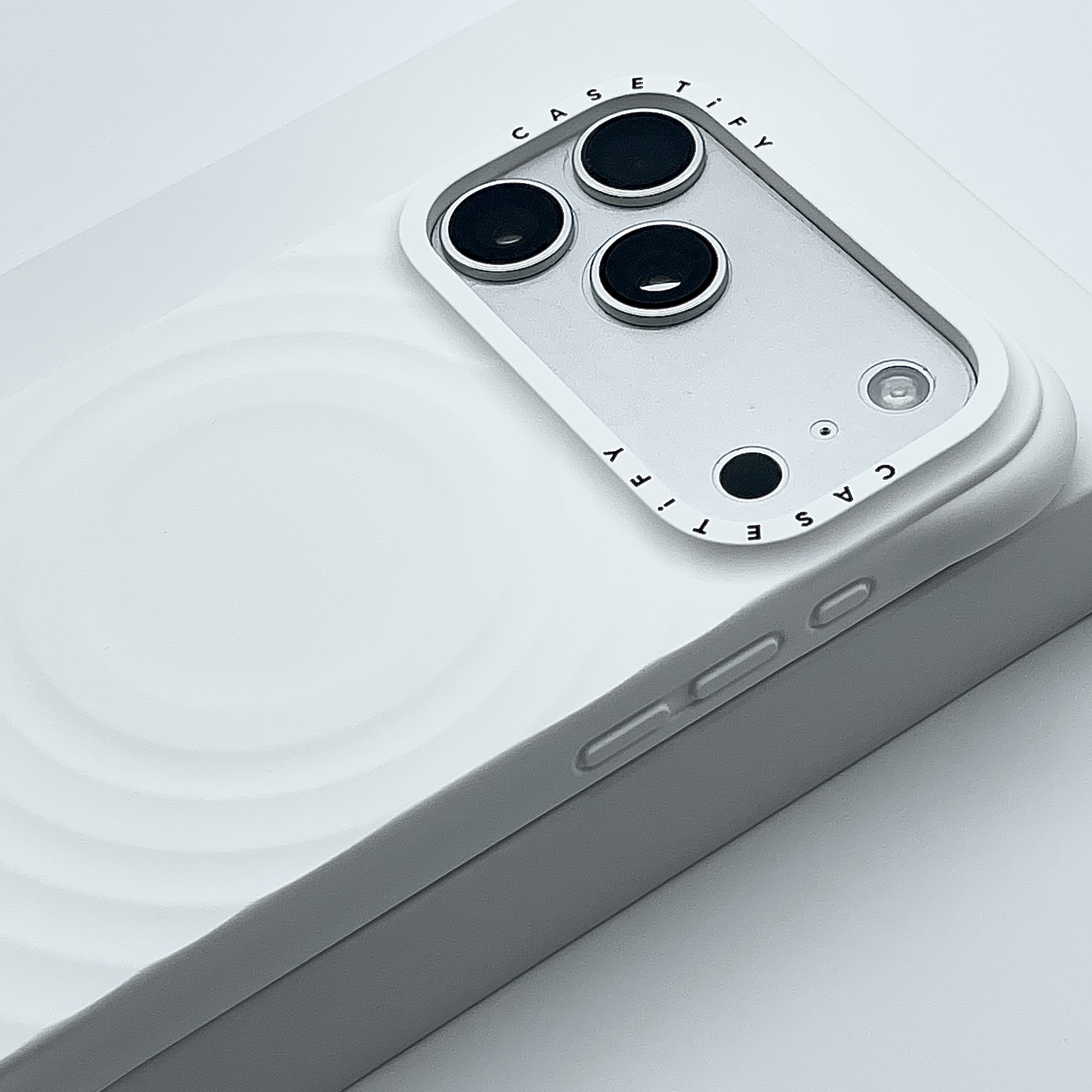 Casetify iPhone MagSafe Ripple Case White, Casetify Essentials Ripple AirPods Pro 3rd Case White 착용 스타일 - 3
