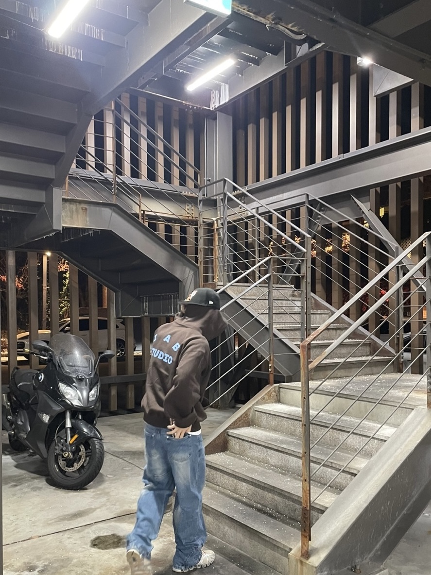 Balenciaga Swift Oval Sunglasses Black, Palace Heaven and Hell New Era 59Fifty Black - 25SS 착용 스타일 - 3