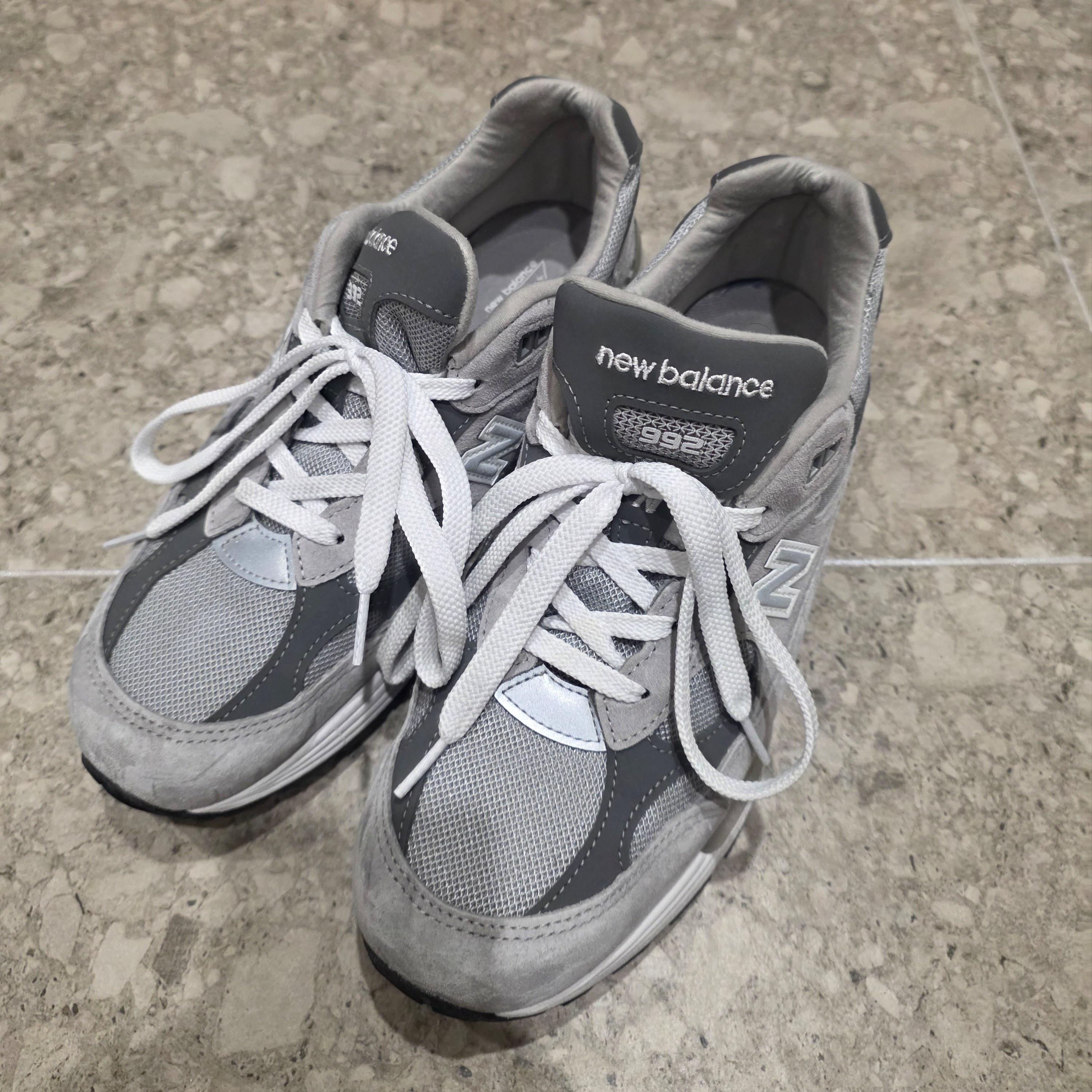 New Balance 992 Made in USA Core Grey Silver Metallic 착용 스타일