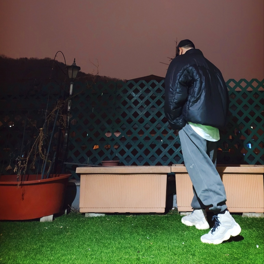 Y-3 Stripe Cap Black, Yeezy Gap Engineered By Balenciaga Round Jacket 2 Black 착용 스타일 - 2