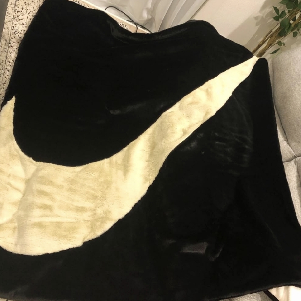 Nike NSW Plush Faux Fur Blanket Black 착용 스타일