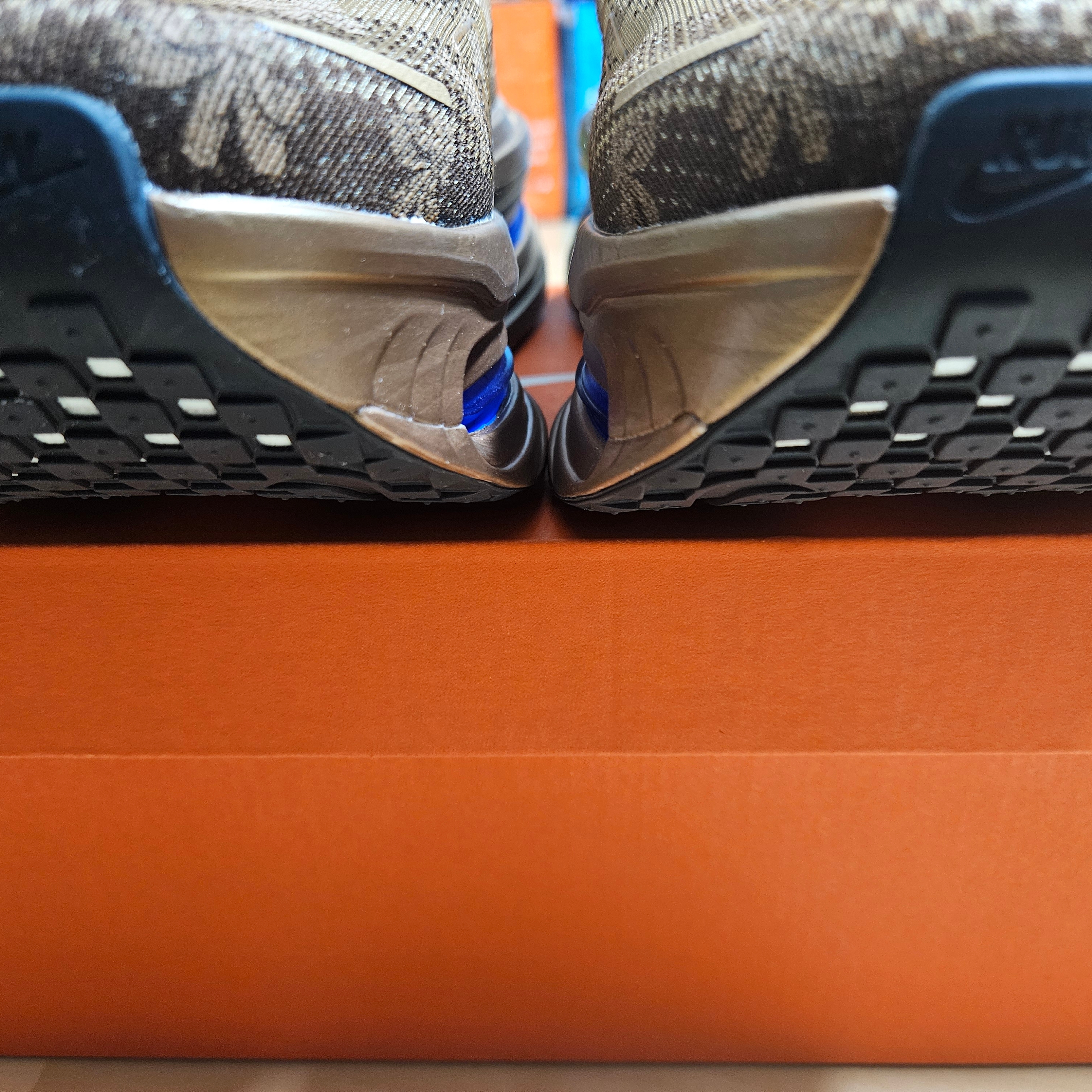 (W) Nike Vomero Premium QS Flat Stout 착용 스타일 - 8