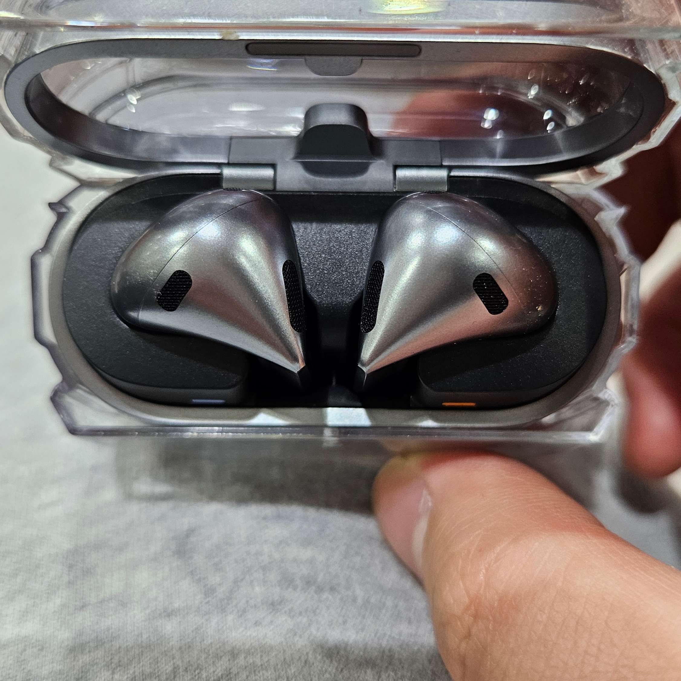 SLBS Clear Cover For Galaxy Buds3 Pro 착용 스타일