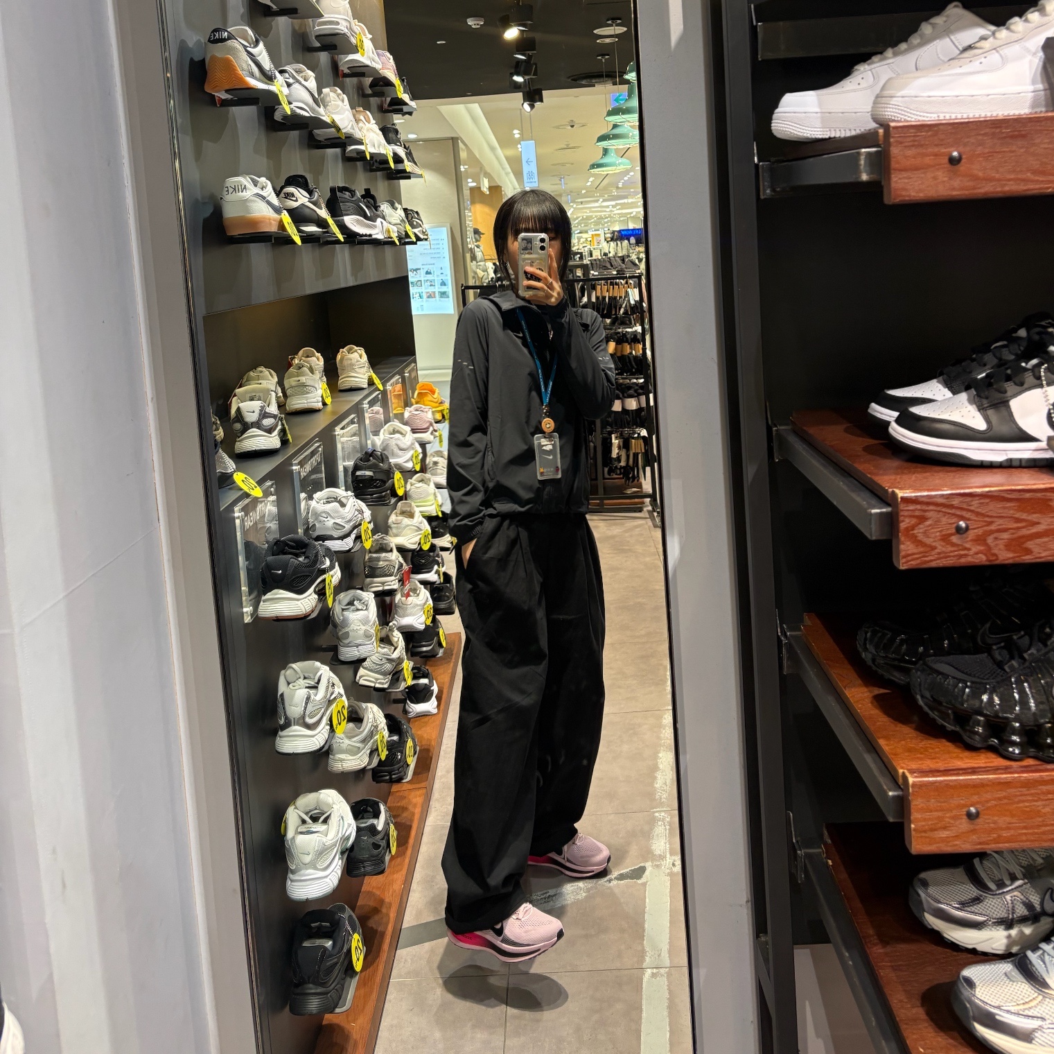 Nike Vomero 18 Pink Foam Hyper Pink, (W) Nike Swift Repel Packable Running Jacket Black - Asia 착용 스타일 - 1