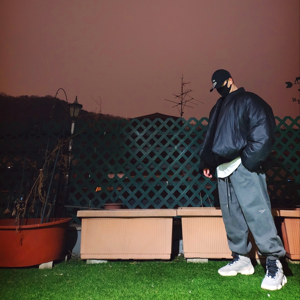 Y-3 Stripe Cap Black, Yeezy Gap Engineered By Balenciaga Round Jacket 2 Black 착용 스타일 - 1