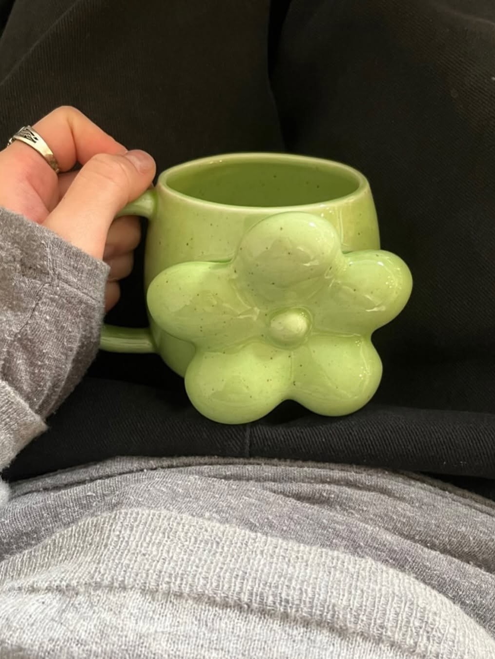 LEEJAE FLOWER PENDANT CUP SAGE GREEN 착용 스타일