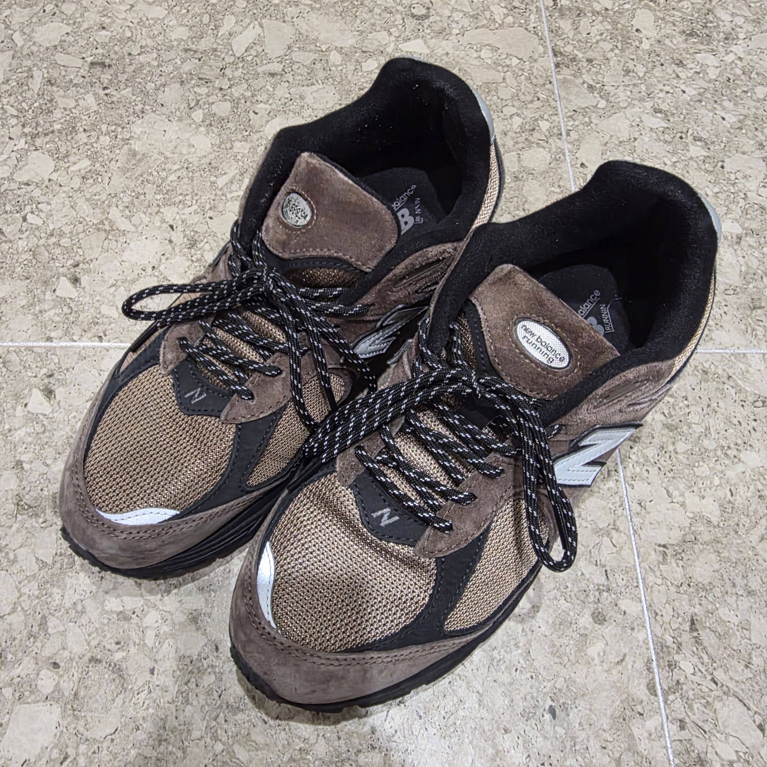 New Balance 2002R Brown Black 착용 스타일